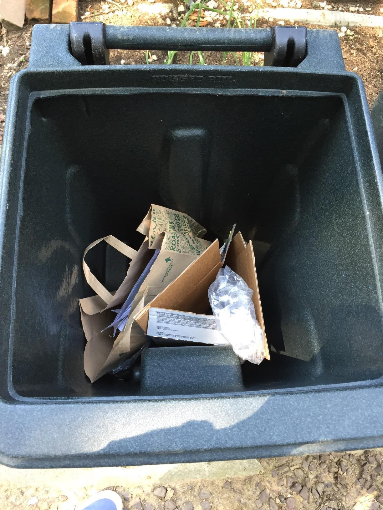 Toter 79232-R1209 32 Gallon Blackstone Trash Can with Wheels and Attached Lid - Customer Photo 2