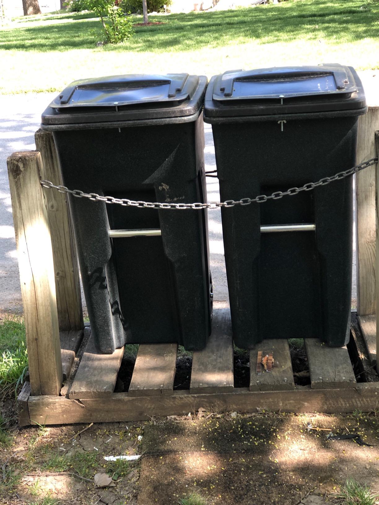 Toter 79232-R1209 32 Gallon Blackstone Trash Can with Wheels and Attached Lid - Customer Photo 5