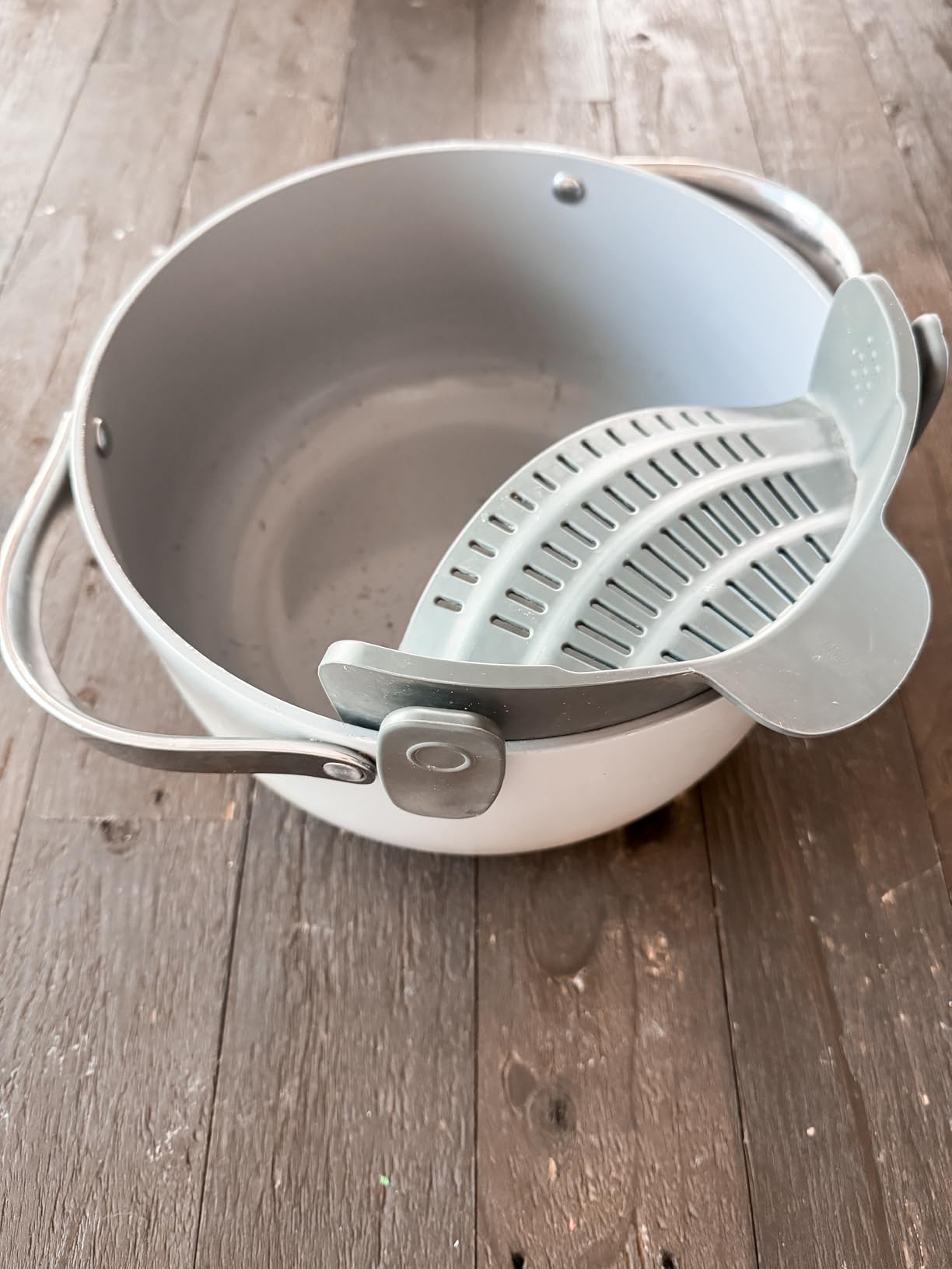 Kitchen Gizmo Snap N' Strain - Silicone Pasta Strainer Clip-On for Pots and Pans - Heat Resistant Colander for Vegetables and Noodles - Kitchen Gadgets for Cooking - Space-Saving Design - Gray Customer Review Kitchen Gizmo Snap N' Strain - Silicone Pasta Strainer Clip-On for Pots and Pans - Heat Resistant Colander for Vegetables and Noodles - Kitchen Gadgets for Cooking - Space-Saving Design - Gray - Customer Photo 1