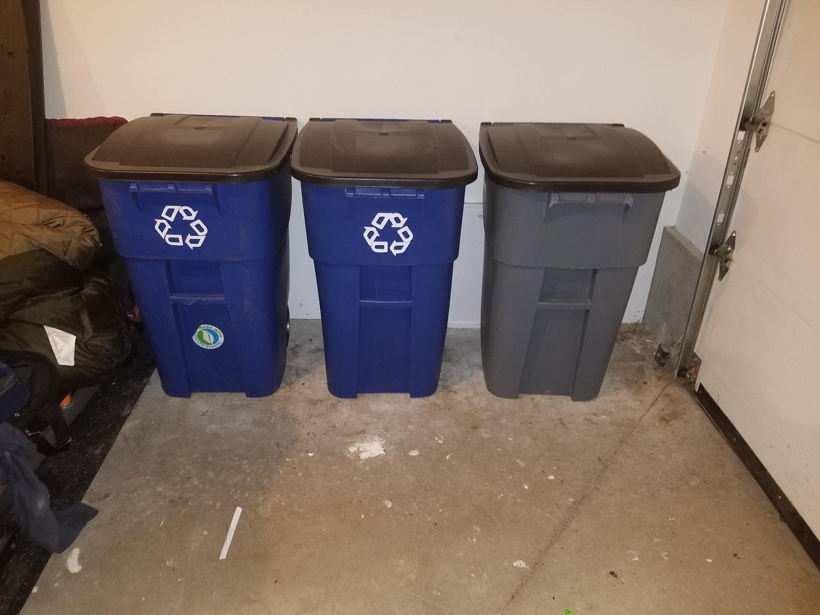 Rubbermaid Commercial Products BRUTE Rollout Heavy-Duty Wheeled Trash/Garbage Can, 32-Gallon, Blue, for Restaurants/Hospitals/Offices/Warehouses/Garage - Customer Photo 3