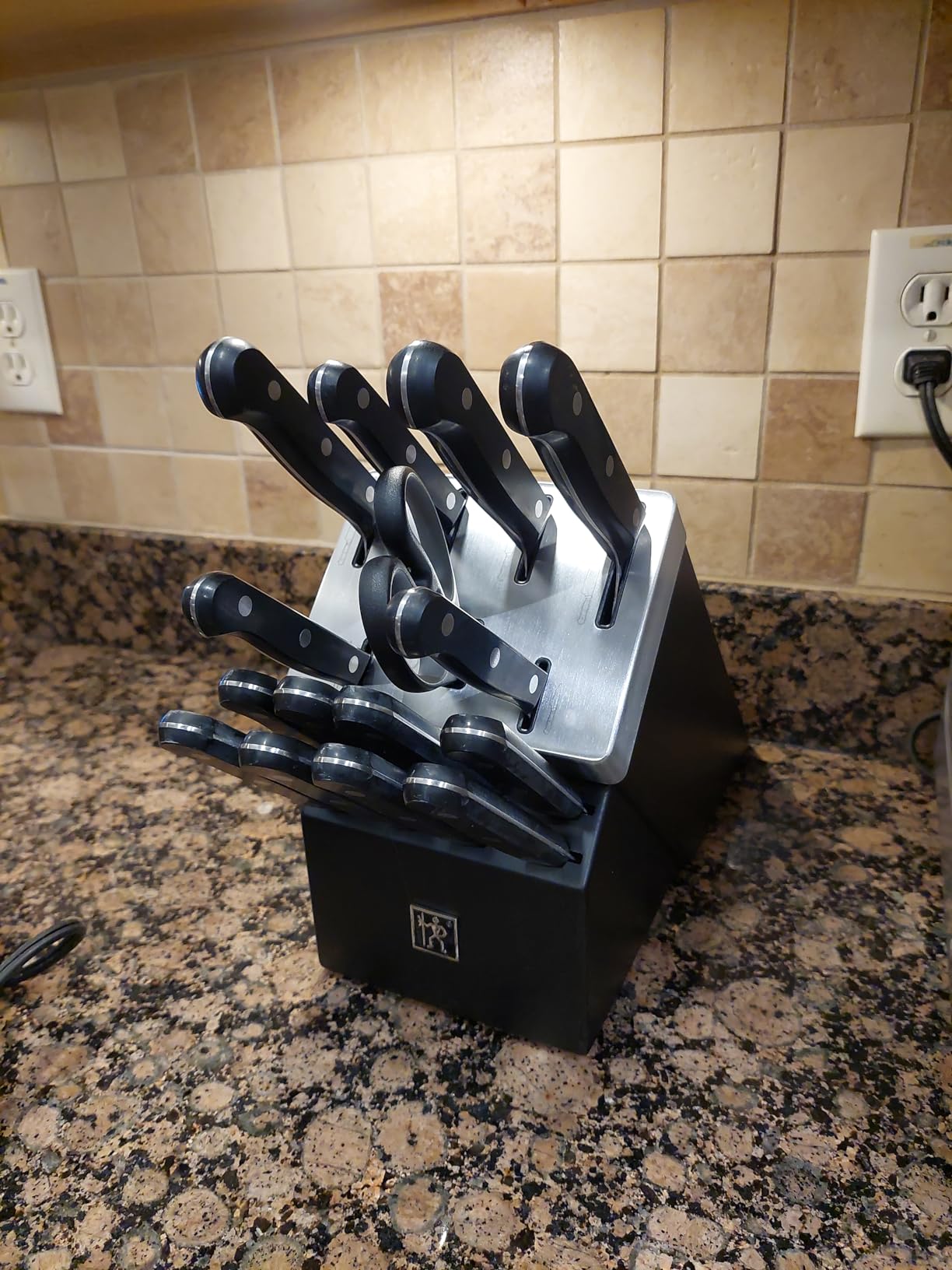 HENCKELS Solution Razor-Sharp 16-pc Knife Set, Chef Knife, Bread Knife, Steak Knife, German Engineered Informed by 100+ Years of Mastery - Customer Photo 2