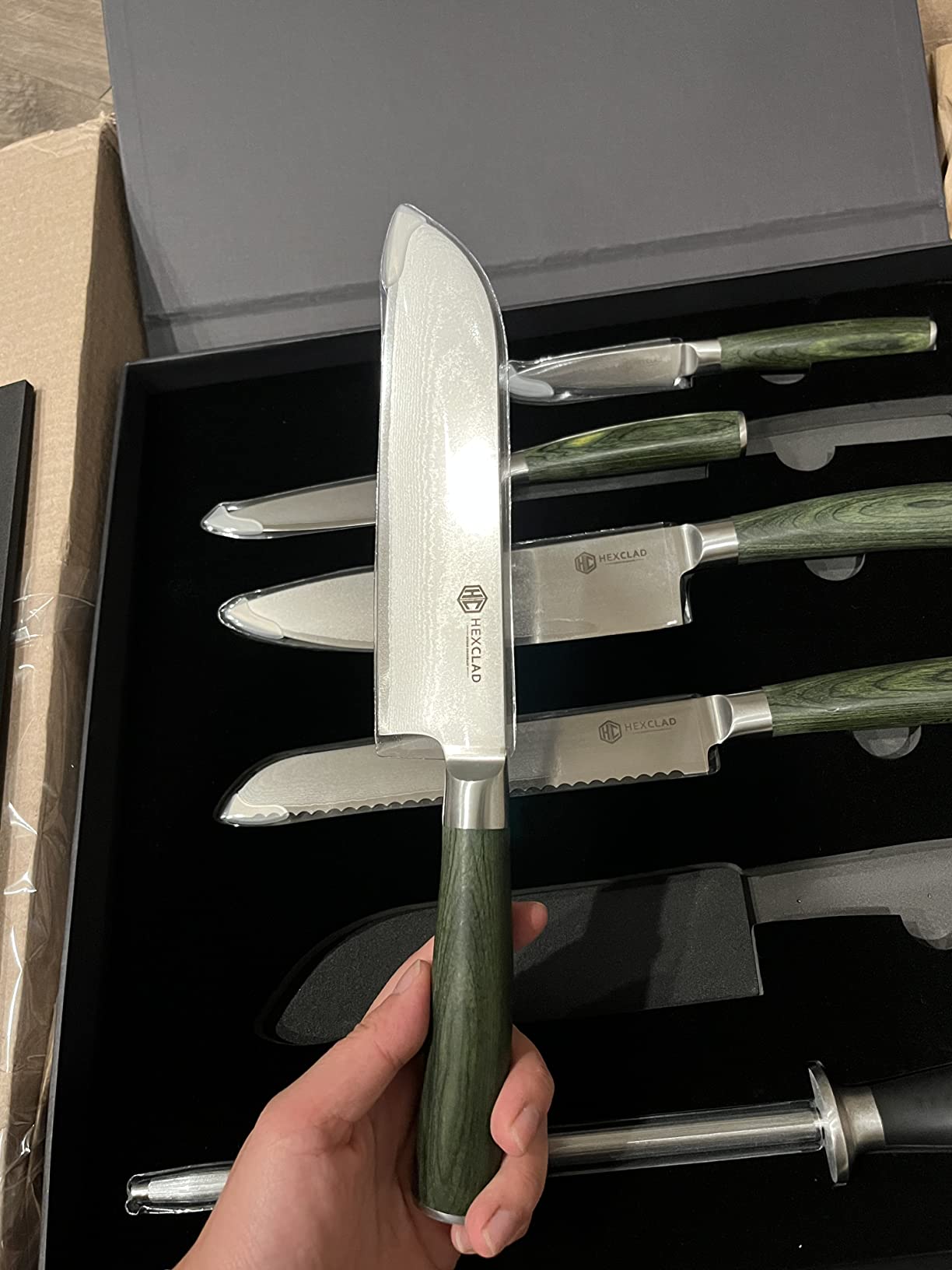 HexClad Essential Knife Set, 6-Piece, Japanese Damascus Stainless Steel Blades, Full Tang Construction, Pakkawood Handles - Customer Photo 5