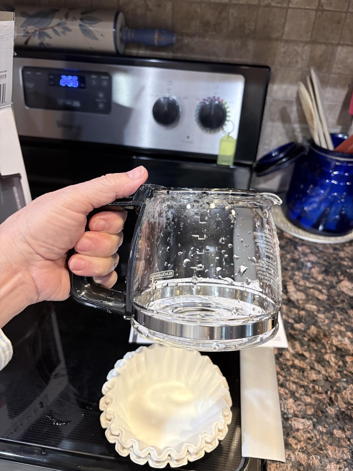 BLACK+DECKER 12-Cup Coffee Maker with Easy On/Off Switch, Easy Pour, Non-Drip Carafe with Removable Filter Basket, Vortex Technology, Black Customer Review BLACK+DECKER 12-Cup Coffee Maker with Easy On/Off Switch, Easy Pour, Non-Drip Carafe with Removable Filter Basket, Vortex Technology, Black - Customer Photo 2