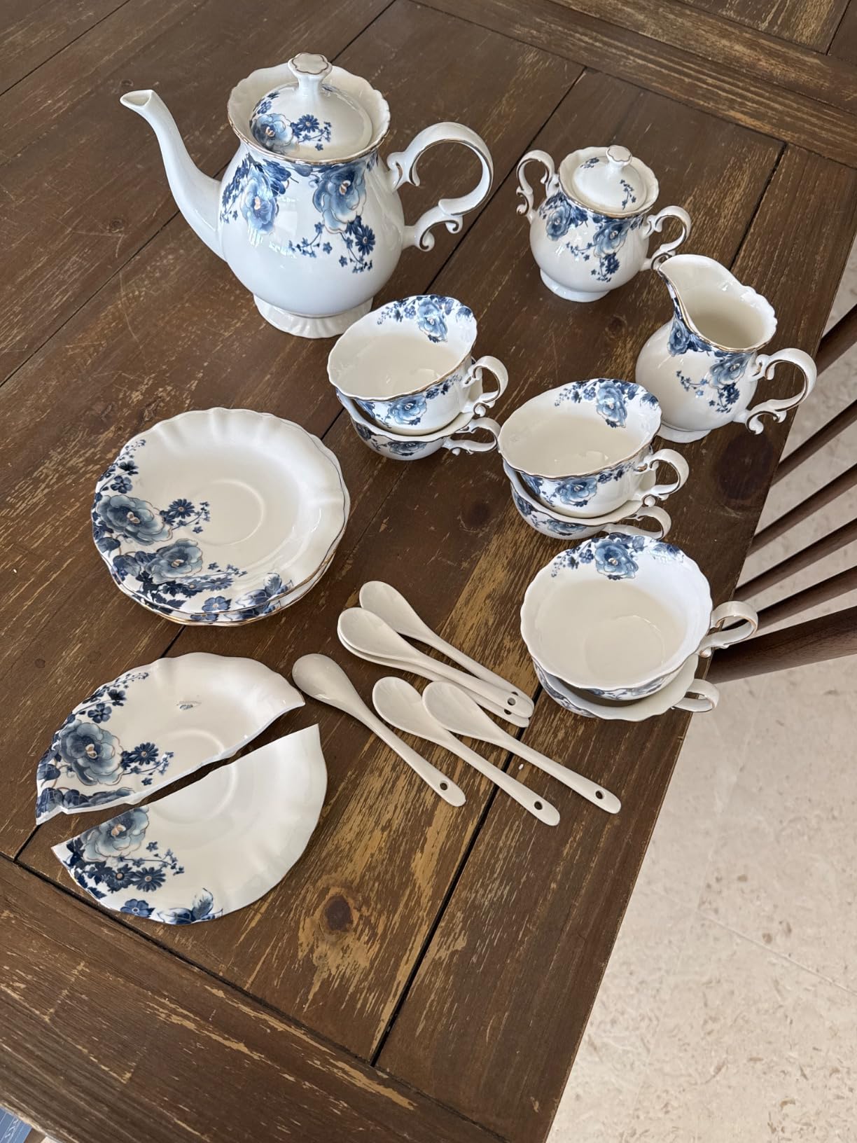 21-Piece Bone China Tea Set for Adults, Blue and White Porcelain Tea Set for 6, Vintage Floral Tea Cup Set With Teapot, Tea Party Sets for Women Gift,Gift Box Customer Review 21-Piece Bone China Tea Set for Adults, Blue and White Porcelain Tea Set for 6, Vintage Floral Tea Cup Set With Teapot, Tea Party Sets for Women Gift,Gift Box - Customer Photo 3