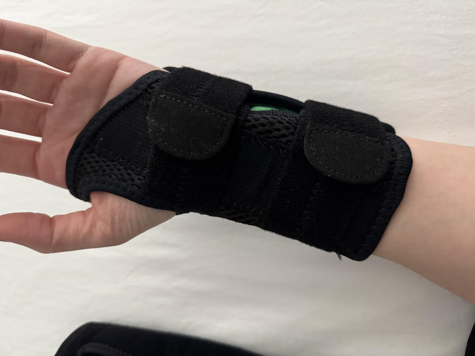 MUELLER Sports Medicine Green Fitted Wrist Brace for Men and Women, Wrist Pain Relief Support, Ideal for Carpal Tunnel, Tendonitis, Arthritis, Right Hand, Black, Small/Medium customer photo 1