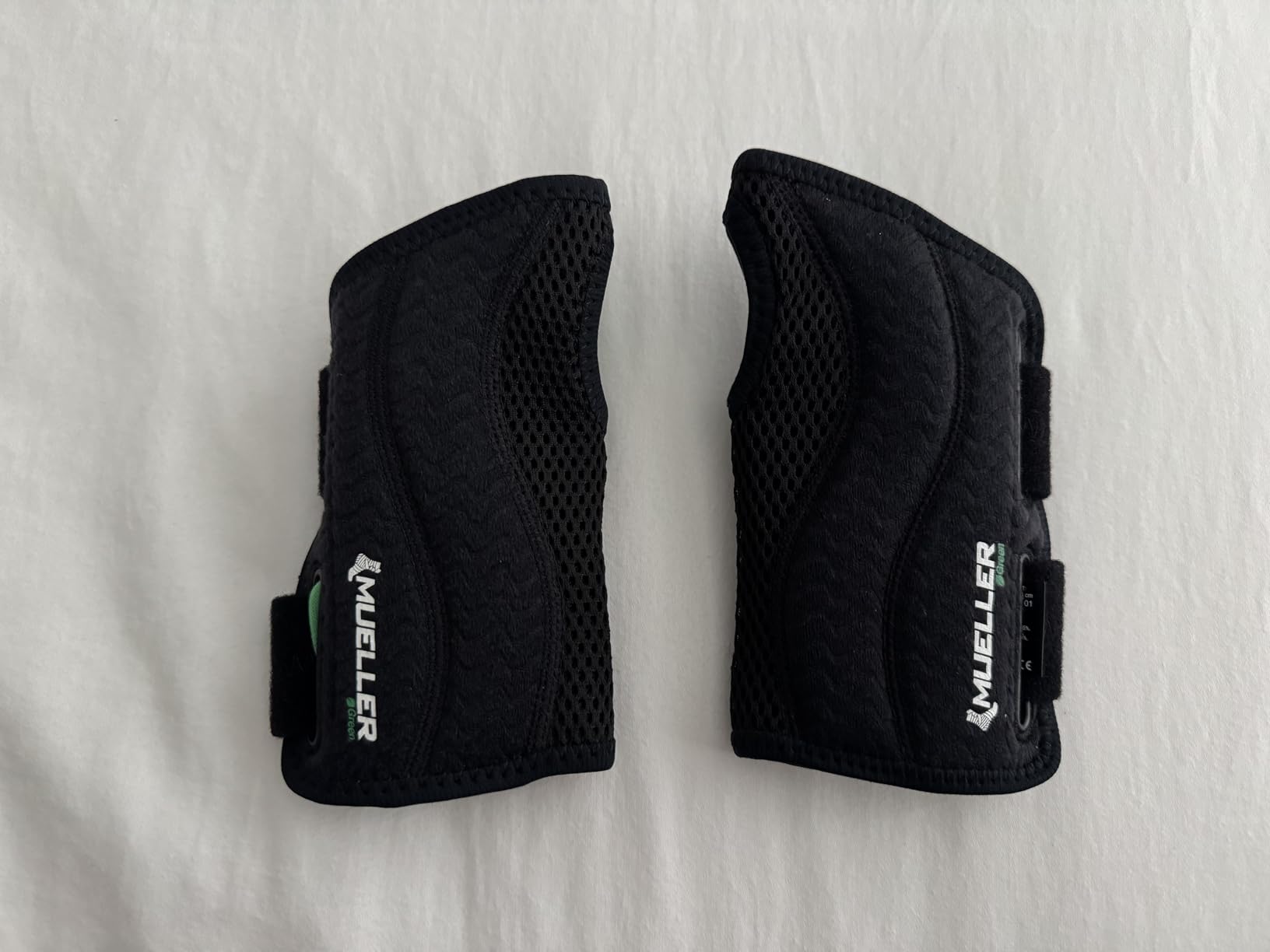 MUELLER Sports Medicine Green Fitted Wrist Brace for Men and Women, Wrist Pain Relief Support, Ideal for Carpal Tunnel, Tendonitis, Arthritis, Right Hand, Black, Small/Medium customer photo 2