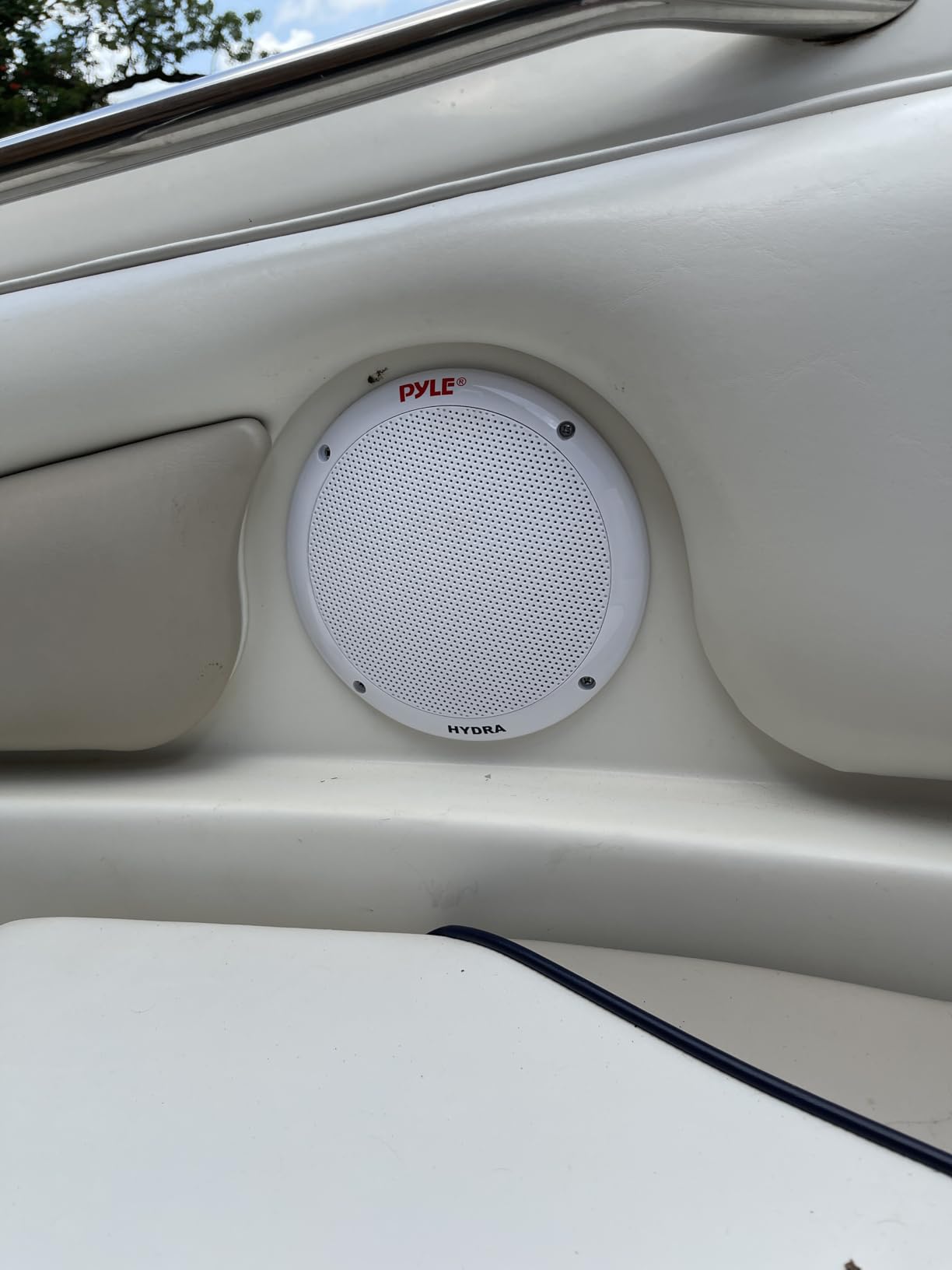 Pyle 6.5 Inch Dual Marine Speakers - 2 Way Waterproof and Weather Resistant Outdoor Stereo Sound System with 400 Watt Power, Polypropylene Cone and Butyl Rubber Surround - 1 Pair - PLMR605W (White) customer photo 1