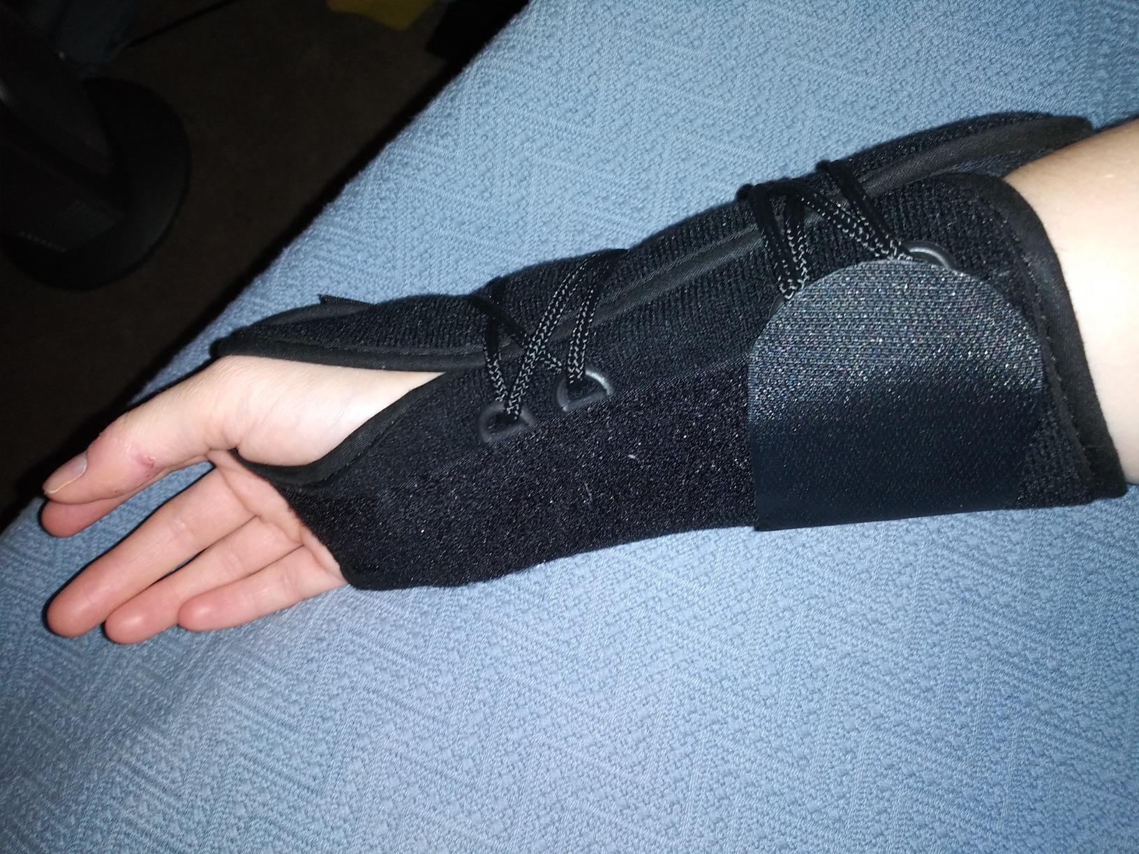 BraceAbility Gaming Wrist Brace - Video Game Support Guard for Console, Laptop, or PC Computer Keyboard and Mouse Gamer with Repetitive Strain Injury (RSI) Pain or Carpal Tunnel Syndrome (Right Hand) customer photo 1