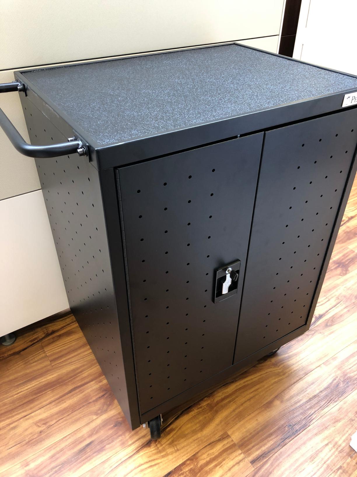 Pearington 32 Device Mobile Charging and Storage Cart for iPads, Chromebooks and Laptop Computers, Up to 13-inch Screen Size, Surge Protection, Front & Back Access Locking Cabinet customer photo 1