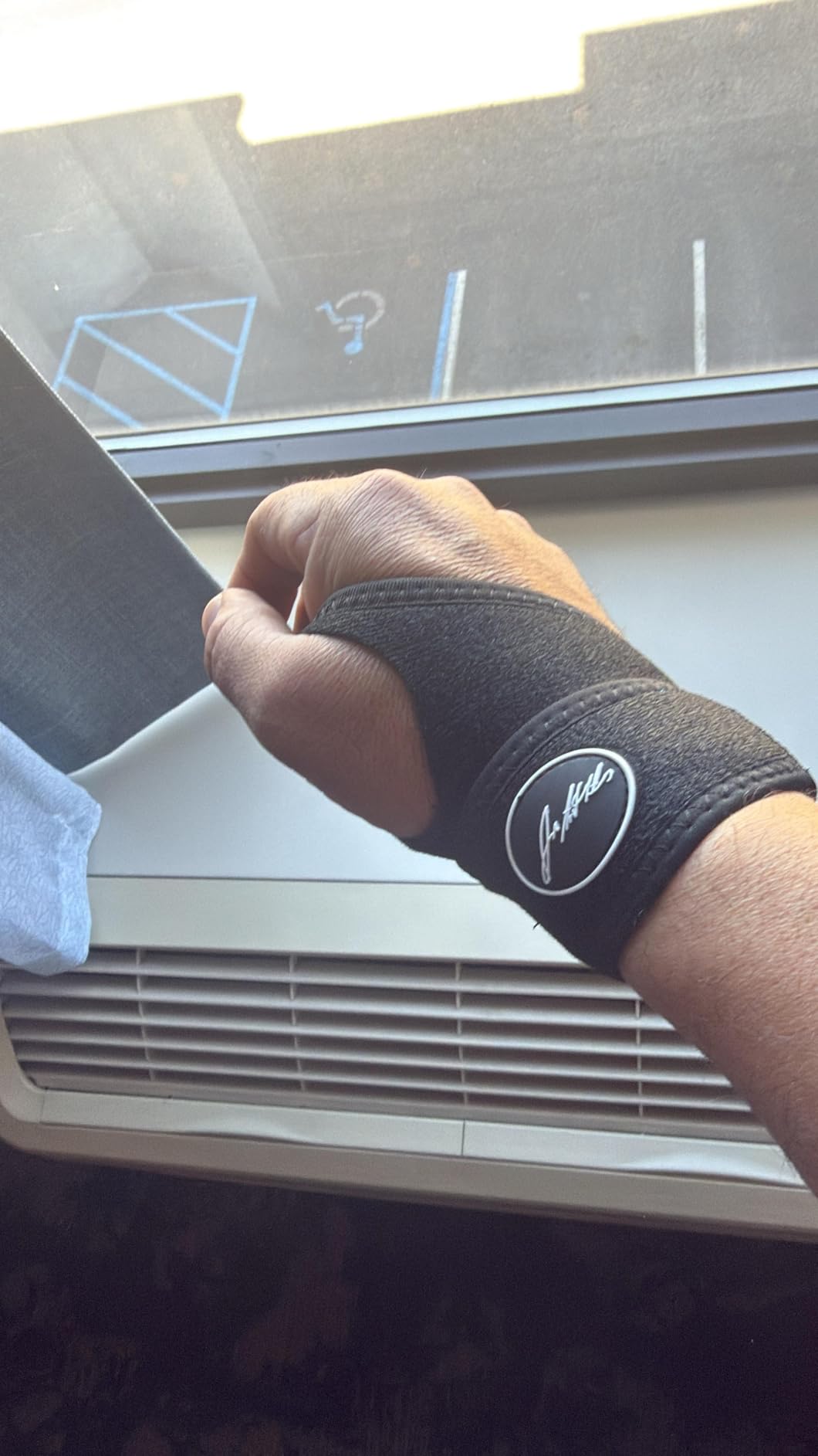 Doctor Developed Wrist Brace, Wrist Wraps for Carpal Tunnel Arthritis, Tendonitis, Hand Support, Ideal for Fitness, Weightlifting - Handbook Included (Wrist Brace 1 Pack) customer photo 1