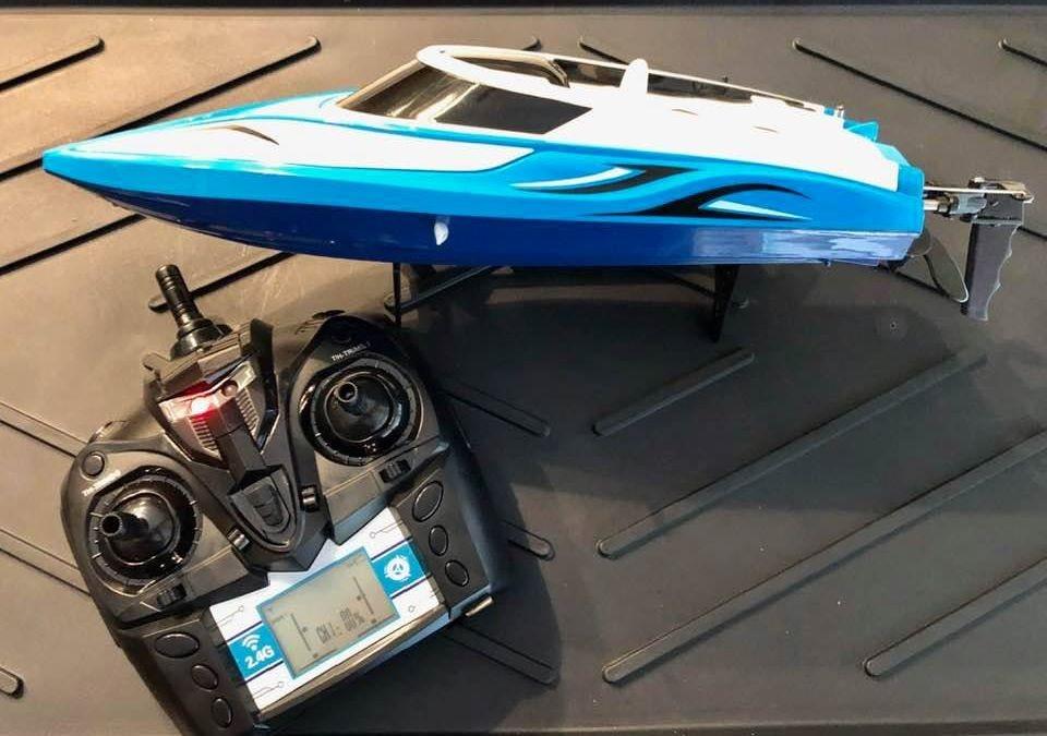 Force1 Velocity Green Fast RC Boat- Remote Control Boats for Adults and Kids, Underwater Speed Racing Mini RC Toy for Pools and Lakes, 2.4GHZ Transmitter, 2 Rechargeable Batteries, Low Battery Alert customer photo 1