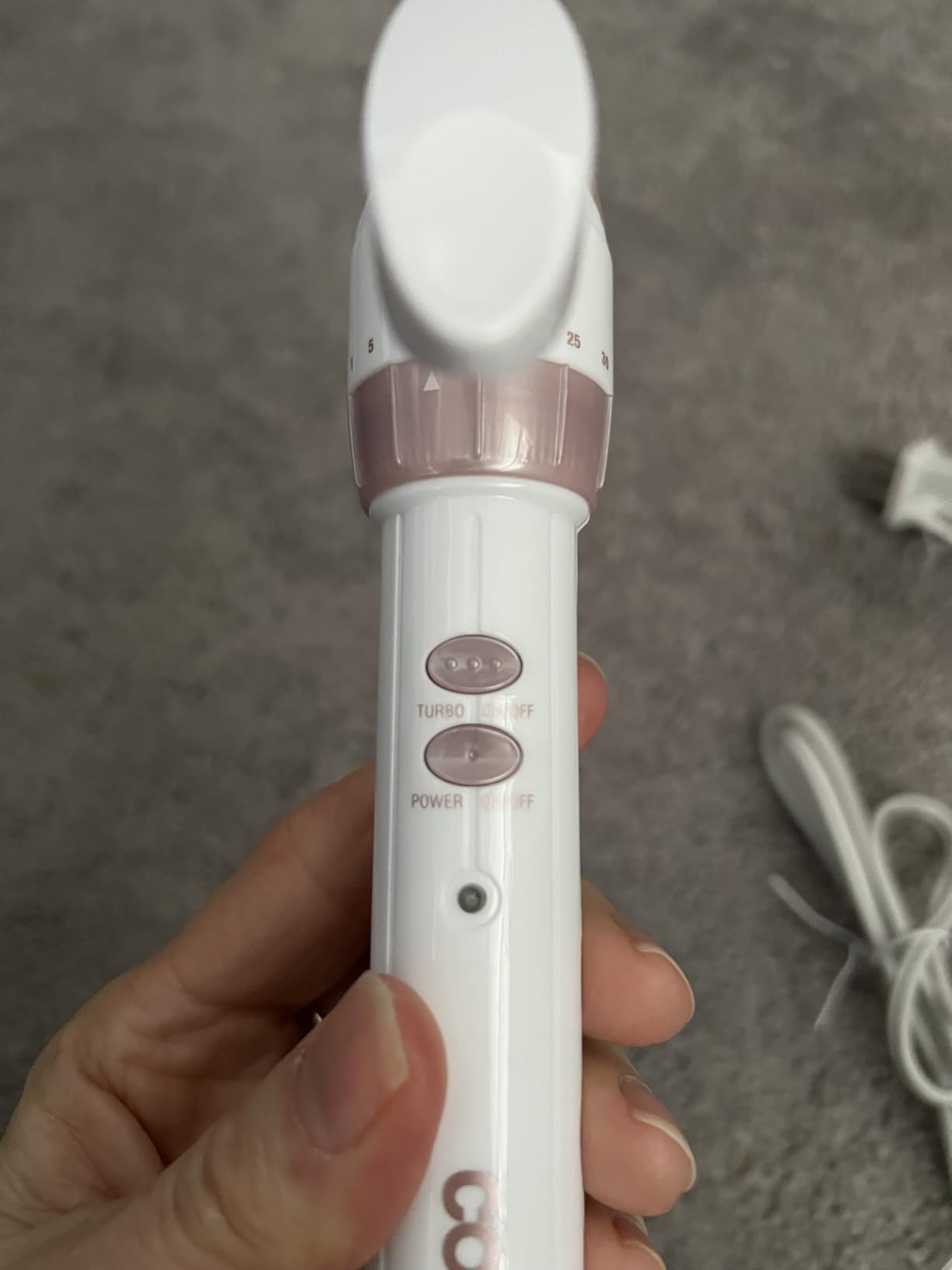 Conair Double Ceramic 1 1/4-Inch Curling Iron, 1 1/4-Inch Barrel Creates Loose Curls, Hair Curler for Use on Medium & Long Hair, White/Rose Gold customer photo 2