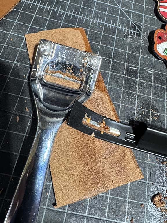 Metal Leather Skiver, Leather Edge Skiver, Sharp Skiver with Comfortable Grip,Convenient Leather Working Tool with Three Skiver Blades for Leather Craft DIY,Leather Making,Leather Thinning customer photo 2