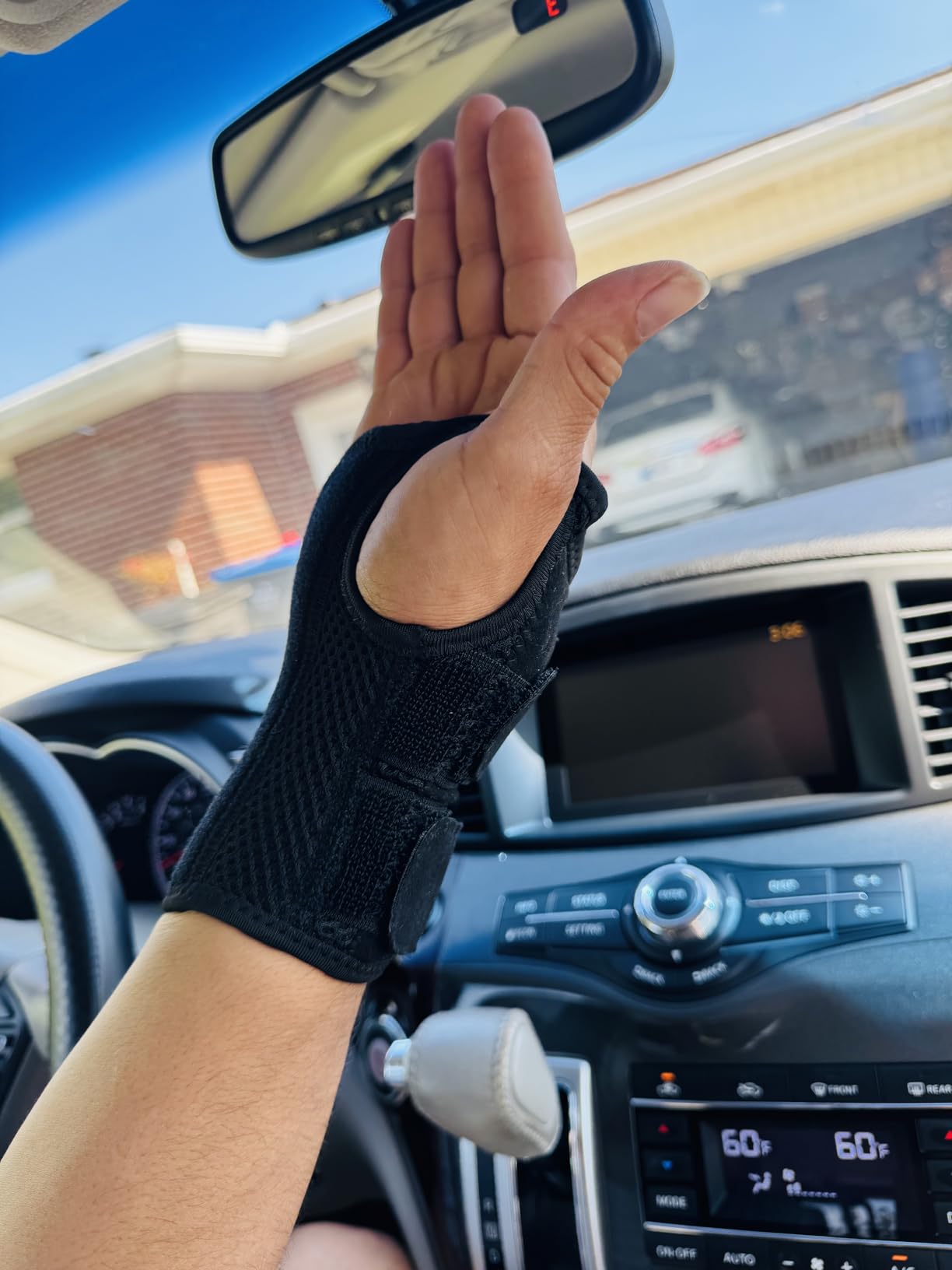 Copper Compression Advanced Wrist Brace - Copper Infused Adjustable Orthopedic Support Splint for Pain, Carpal Tunnel, Arthritis, Tennis Elbow, Tendinitis, RSI, Ganglion Cyst for Men Women Right S/M customer photo 1
