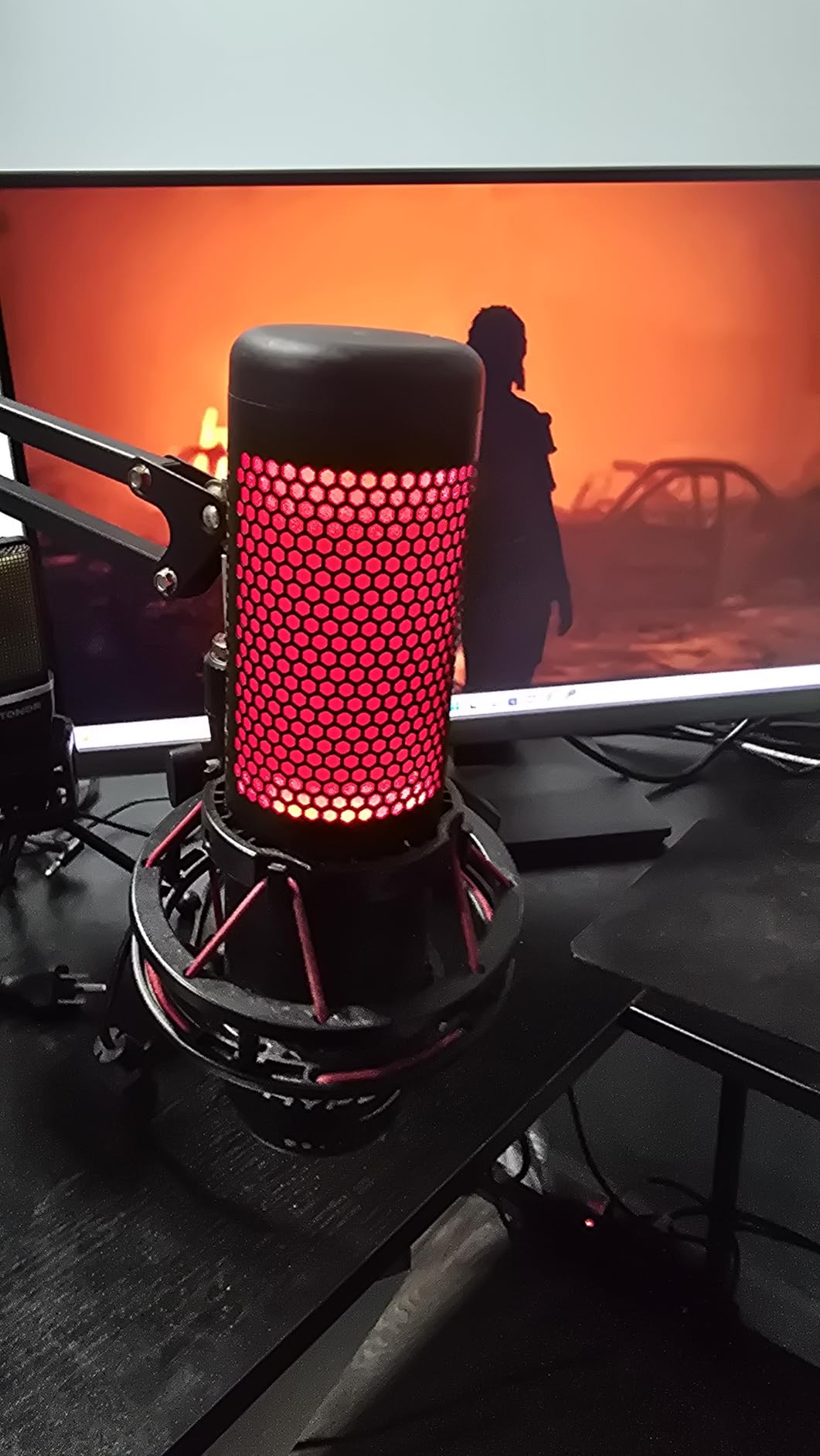 HyperX QuadCast - USB Condenser Gaming Microphone, for PC, PS4, PS5 and Mac, Anti-Vibration Shock Mount, Four Polar Patterns, Pop Filter, Gain Control, Podcasts, Twitch, YouTube, Discord, Red LED customer photo 2
