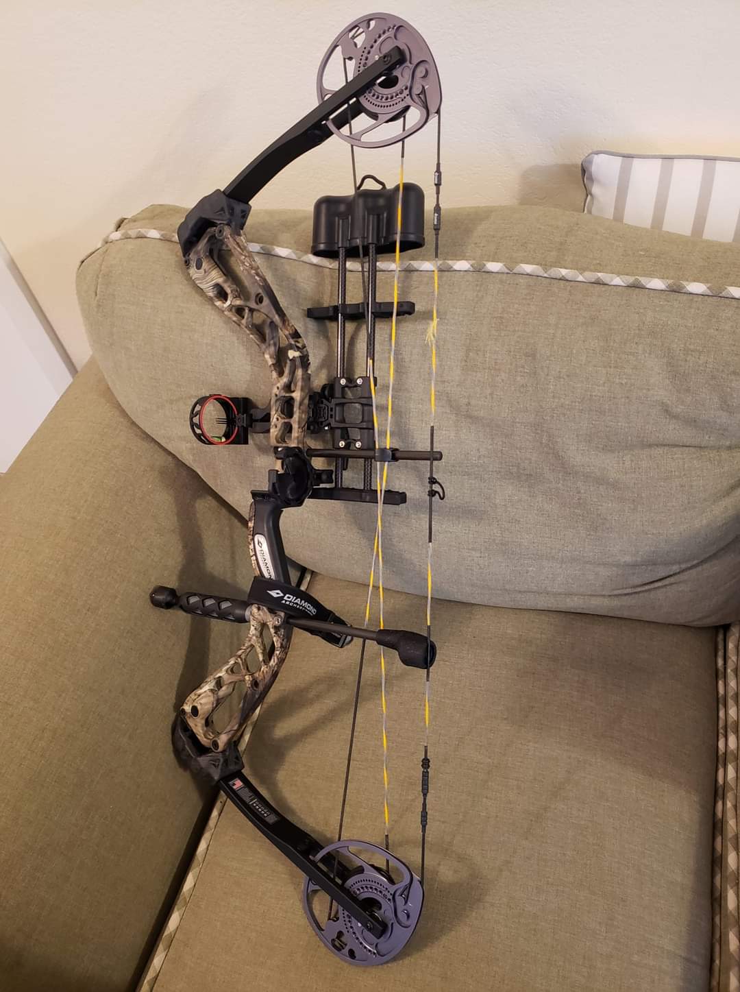 DIAMOND ARCHERY Edge 320 70lbs Compound Bow customer photo 2