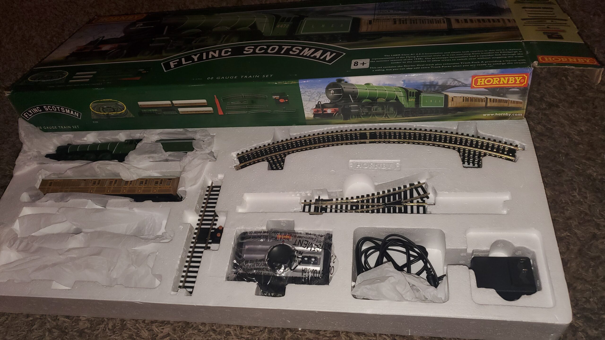 Hornby Electric Train Set - R1255M The Flying Scotsman A1Class - OO Gauge Train Starter Sets, Adult Vintage Trains, Small Hobby Model for Adults - with Tracks, MidiMat, Connecting Track, Controller customer photo 2