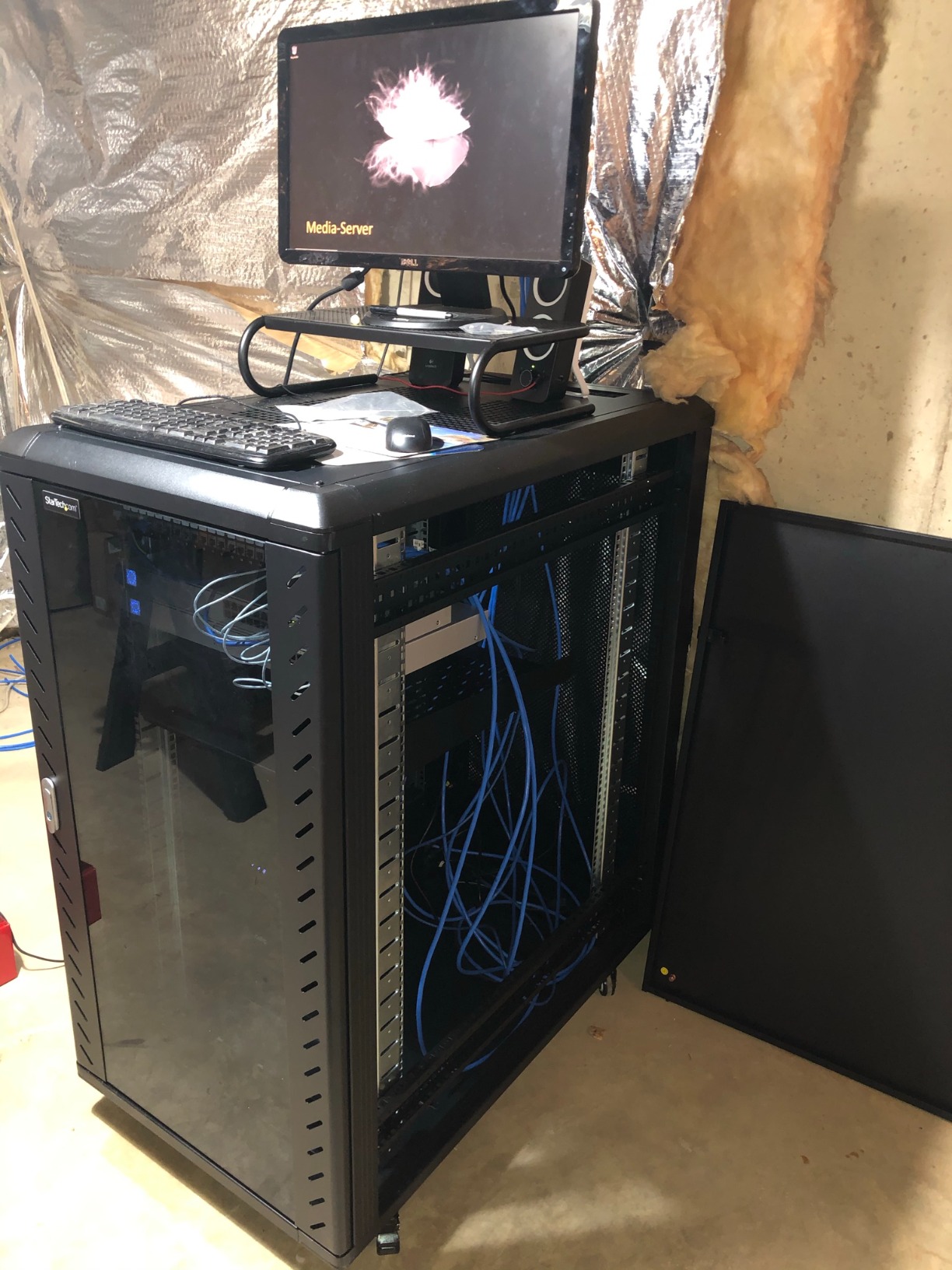 StarTech 15U Enterprise-Grade Server Rack Cabinet, 19in Enclosed 4-Post Rack with 33in (83cm) Mounting Depth and 1764lb (800kg) Weight Capacity customer photo 1