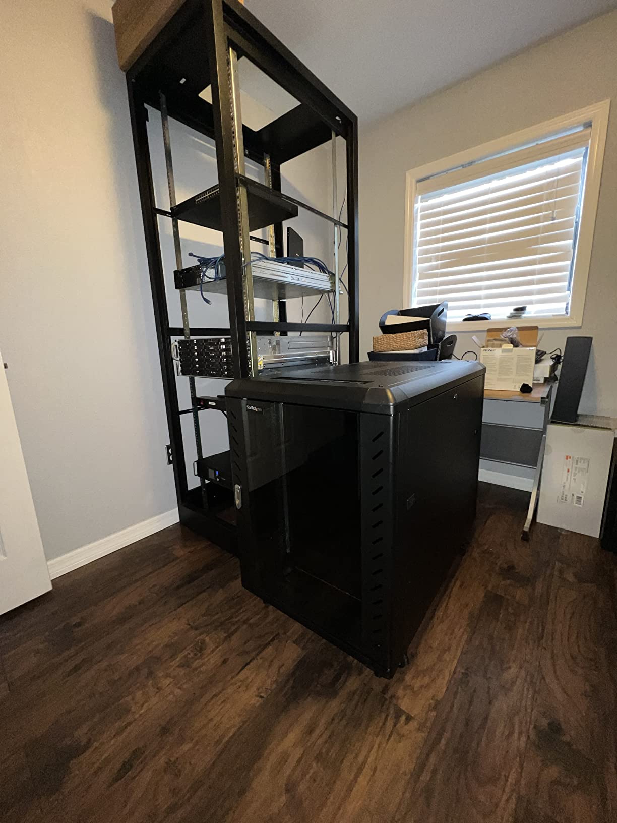 StarTech 15U Enterprise-Grade Server Rack Cabinet, 19in Enclosed 4-Post Rack with 33in (83cm) Mounting Depth and 1764lb (800kg) Weight Capacity customer photo 2