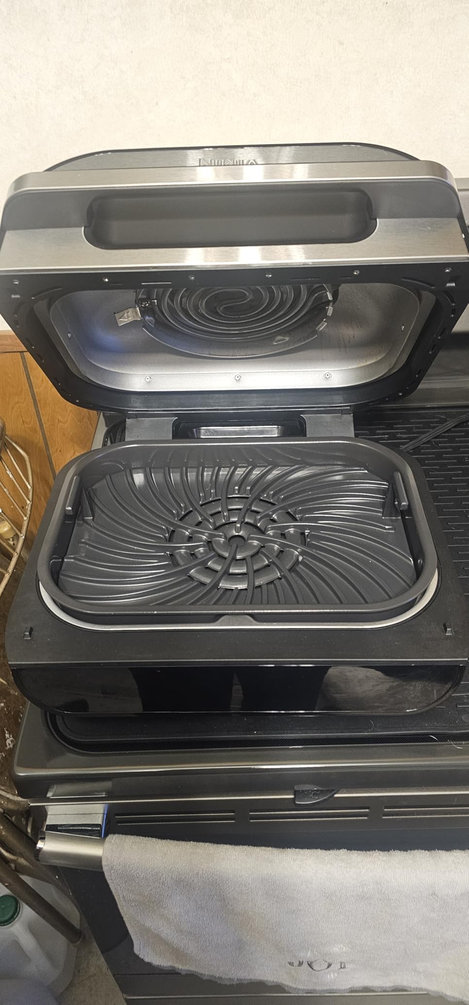 Ninja | Indoor Grill and Air Fryer| Foodi Smart XL | 6-in-1 Grill, Air Fry, Roast, Bake, Broil, Dehydrate & Crisp |Smart Thermometer & Splatter Shield | Dishwasher Safe Parts | Black/Silver | FG551 customer photo 2