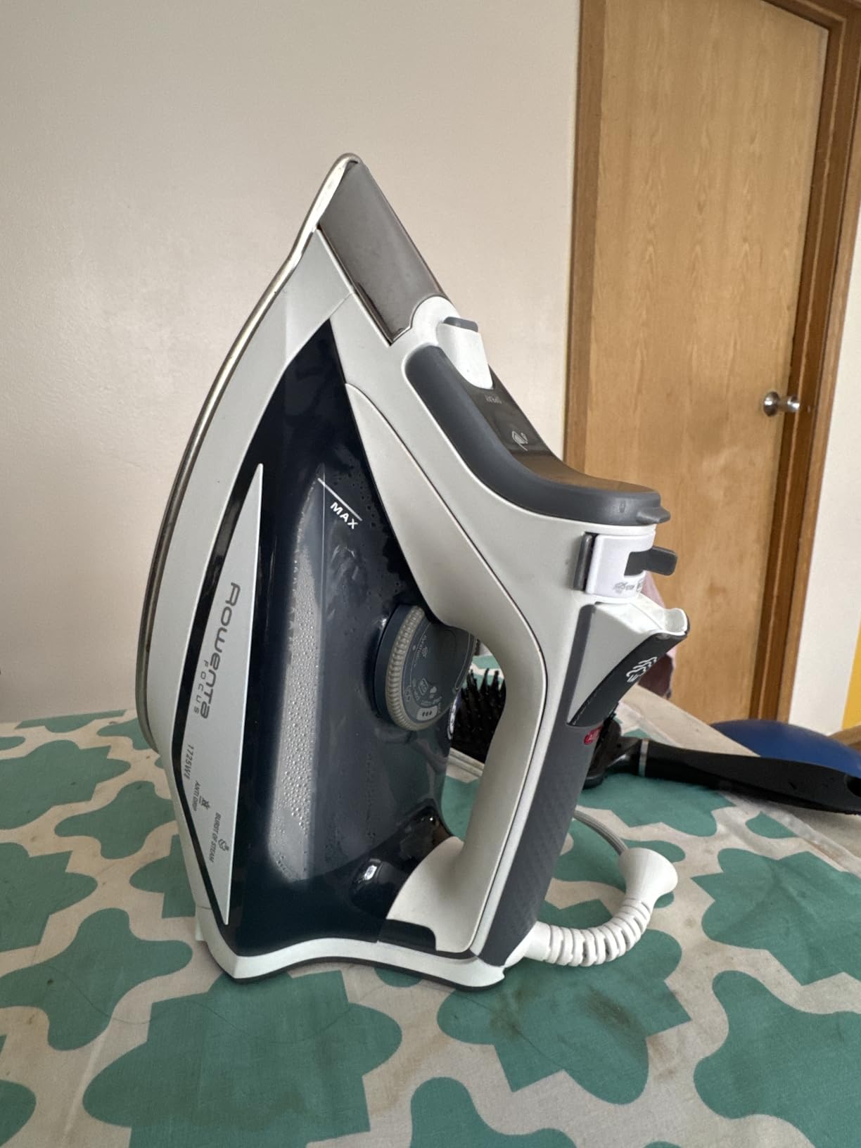 Rowenta Focus Excel Steam Iron for Clothes, Anti-Drip Protection, Iron Steamer for Clothes, 1725 Watts, DW5280, Grey customer photo 1
