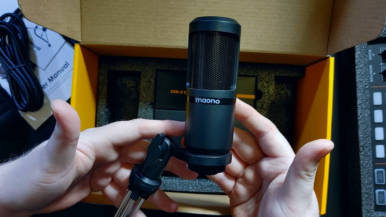 MAONO Podcast Equipment Bundle Audio mixer All-in-One Podcast Production Studio with 3.5mm Microphone for Live Streaming, Recording, PC, Smartphone, DJ MaonoCaster Lite customer photo 2