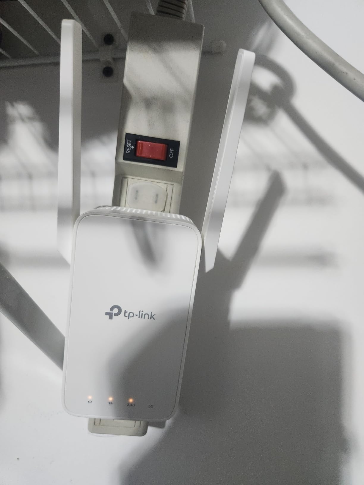 TP-Link AC1200 WiFi Extender - 1.2Gbps Home Signal Booster, Dual Band 5GHz/2.4GHz, Up to 1600 Sq.ft and 32 Devices, EasyMesh Compatible, One Ethernet Port (RE315) customer photo 1