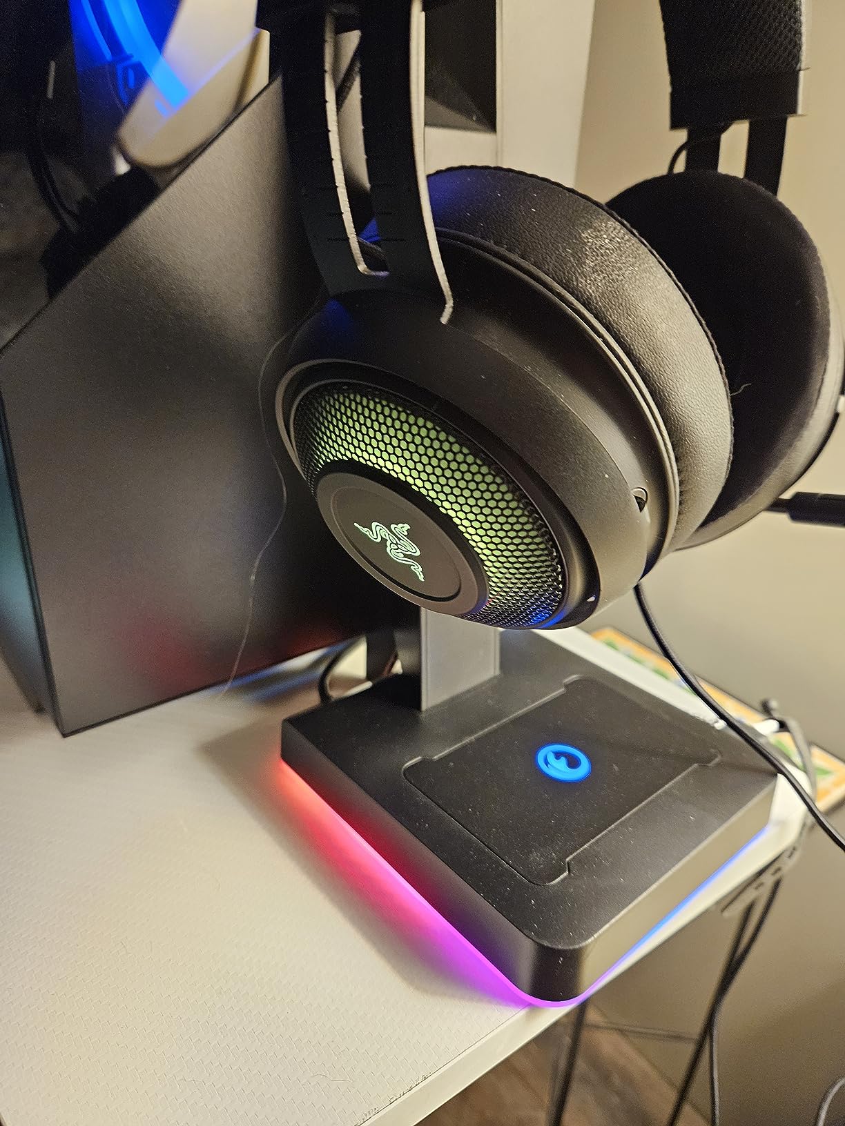 RGB Gaming Headset Stand with 2 USB Ports, Game Headphone Mount for PC, Xbox One, PS4, Switch customer photo 2