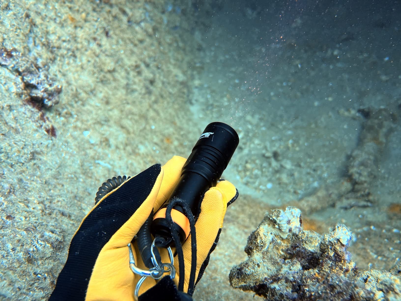 ORCATORCH D580 Scuba Dive Light, Max 530 Lumens Underwater Flashlight with 6 Degrees Narrow Beam, IP68 Waterproof Twist Switch Night Dive Torch, 3 AAA Batteries Included customer photo 2