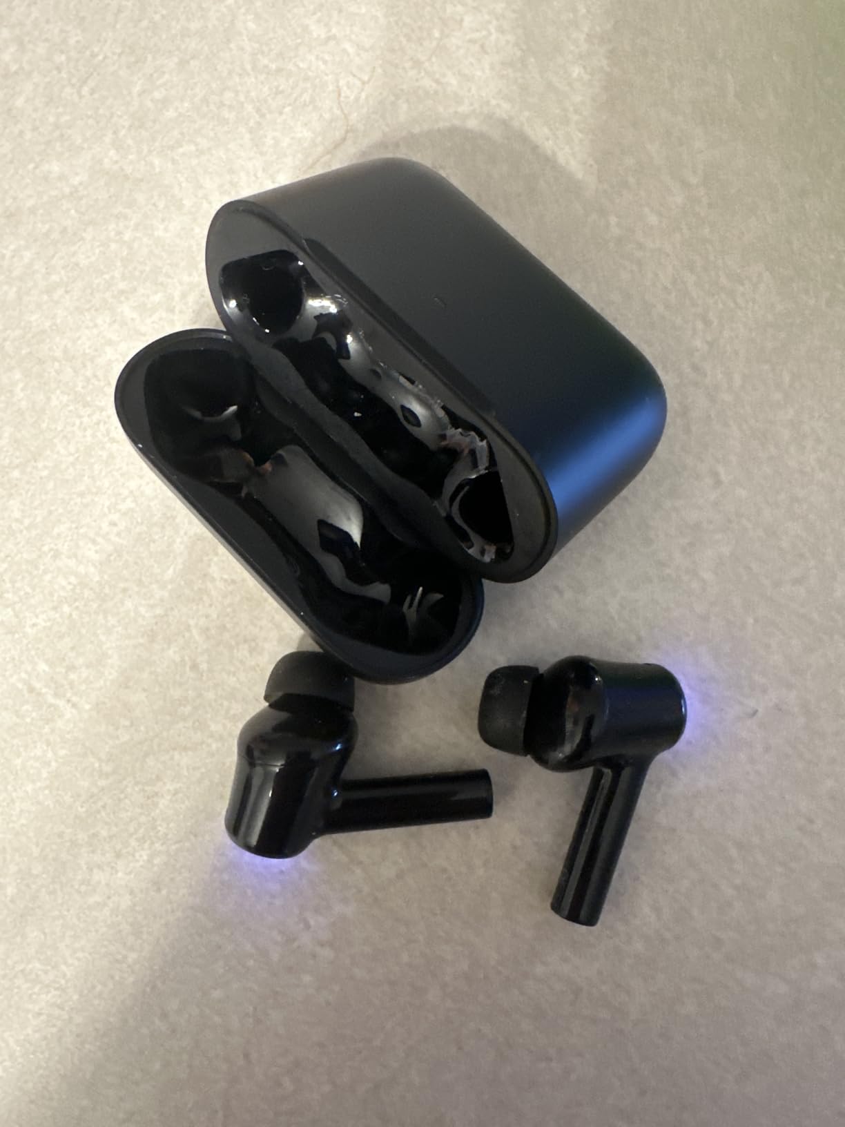 Razer Hammerhead True Wireless (2nd Gen) Bluetooth Gaming Earbuds: Chroma RGB Lighting - 60ms Low-Latency - Active Noise Cancellation - Dual Environmental Noise Cancelling Microphones - Classic Black customer photo 1