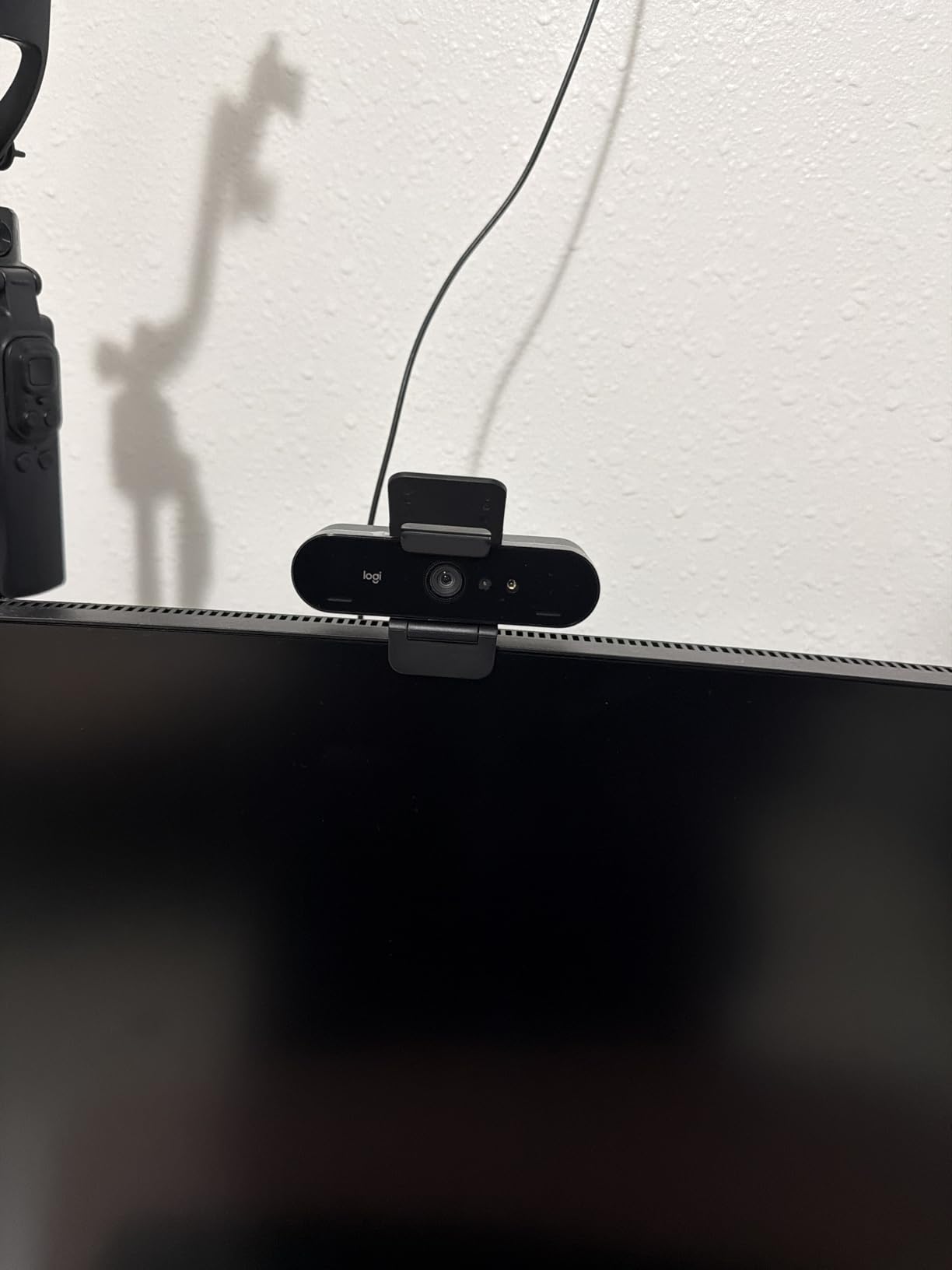 Logitech Brio 4K Webcam, Video Calling, Noise-Cancelling mic, HD Auto Light Correction, Wide Field of View, Windows Hello Support customer photo 2