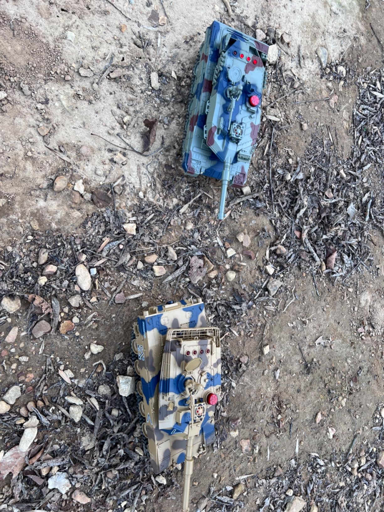 1/24 RC Battle Tank Set, Remote Control USA M1A2 and Ger Leopard II Army Toy That Shoots for Kids and Adults, 2.4G Tank Model Toy for Boys Age 6+ Year Old with Sound Effects, Lights and Smoke customer photo 1