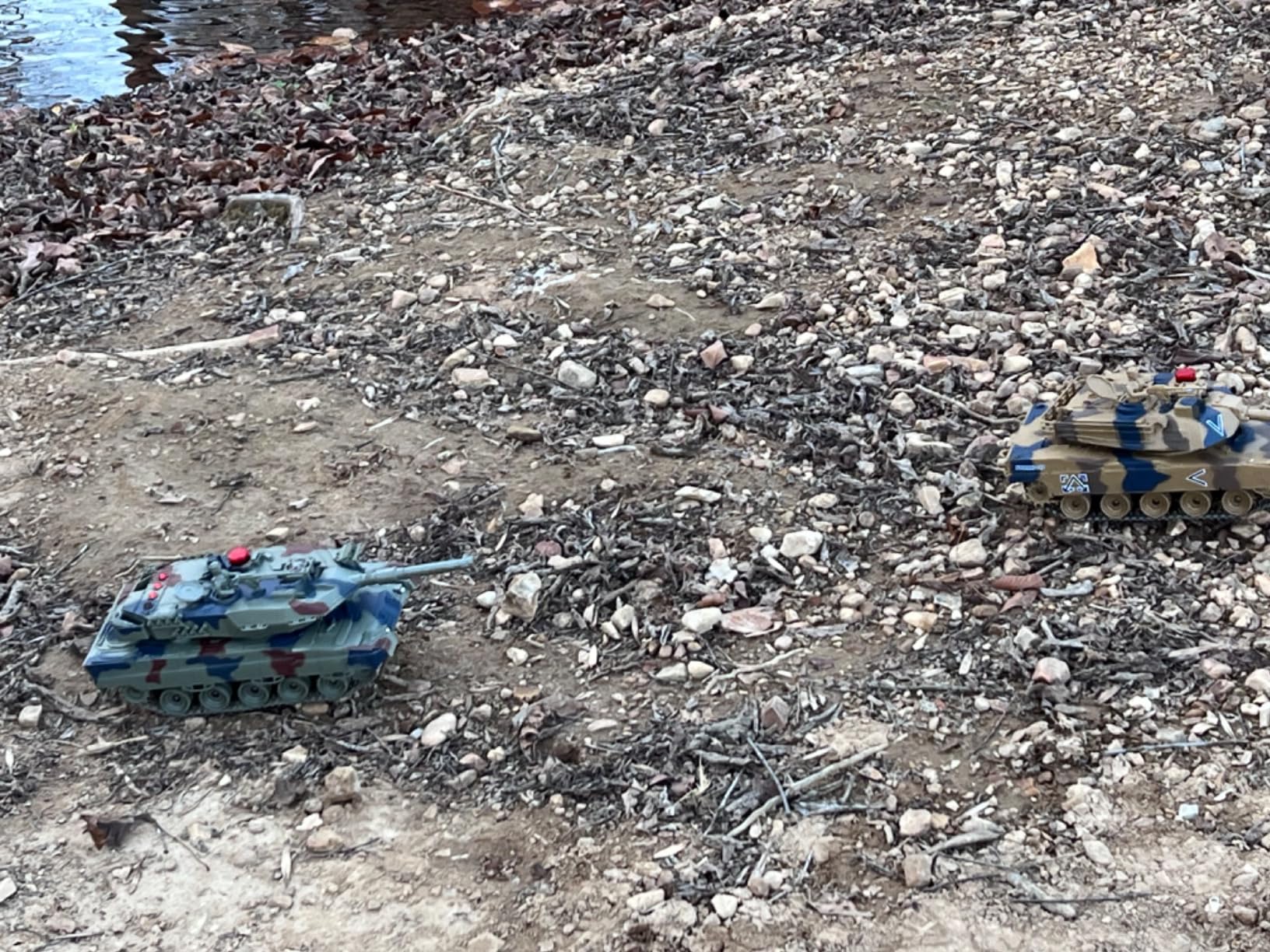 1/24 RC Battle Tank Set, Remote Control USA M1A2 and Ger Leopard II Army Toy That Shoots for Kids and Adults, 2.4G Tank Model Toy for Boys Age 6+ Year Old with Sound Effects, Lights and Smoke customer photo 2