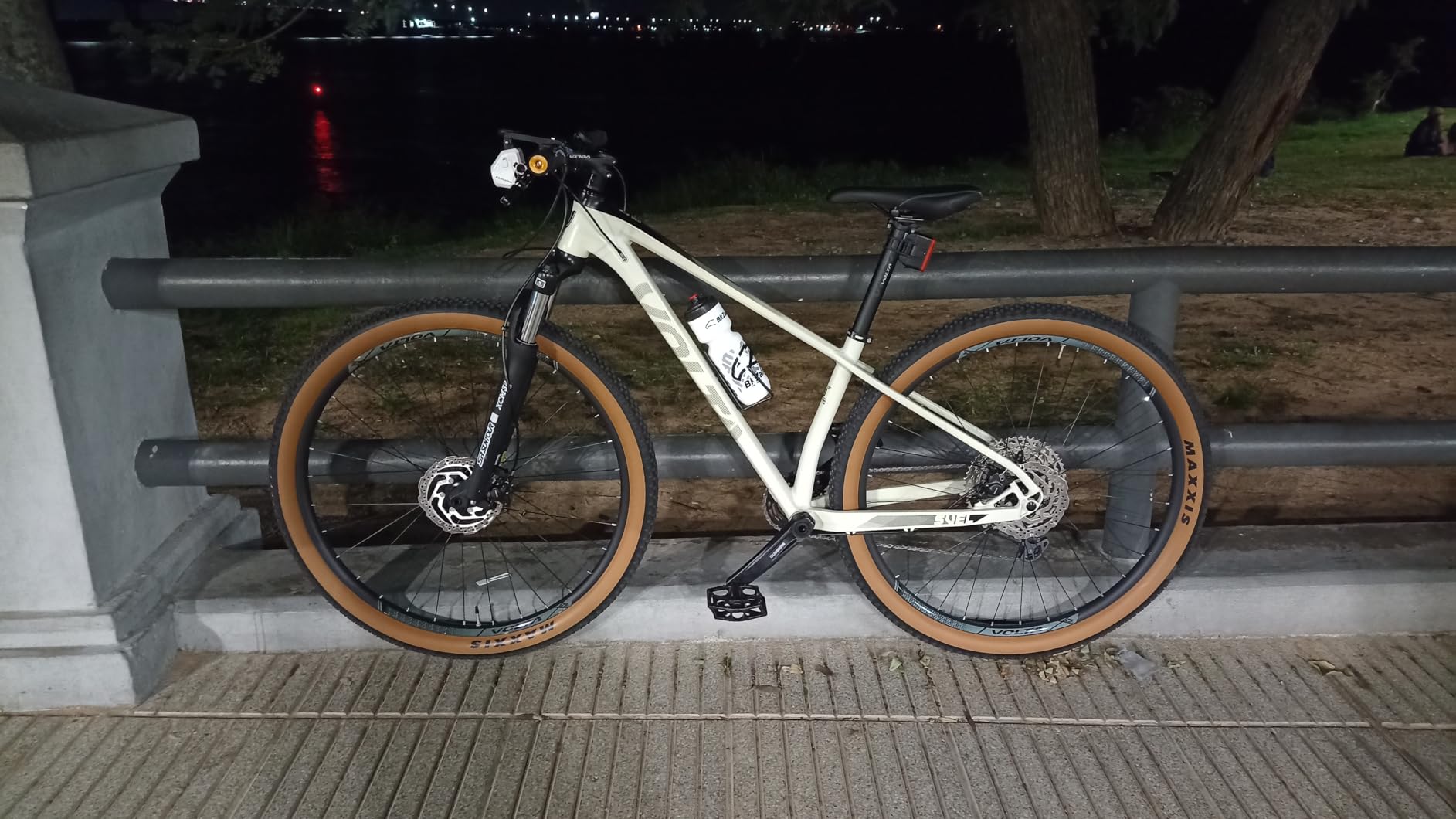 RAVEMEN TR500 500 Lumens Bike Tail Light for Daytime Night Riding, Brake Sensing Bike Rear Light with Side Visibility, 6 Light Modes, USB C Rechargeable Fit Round/Aero Seat Posts customer photo 1
