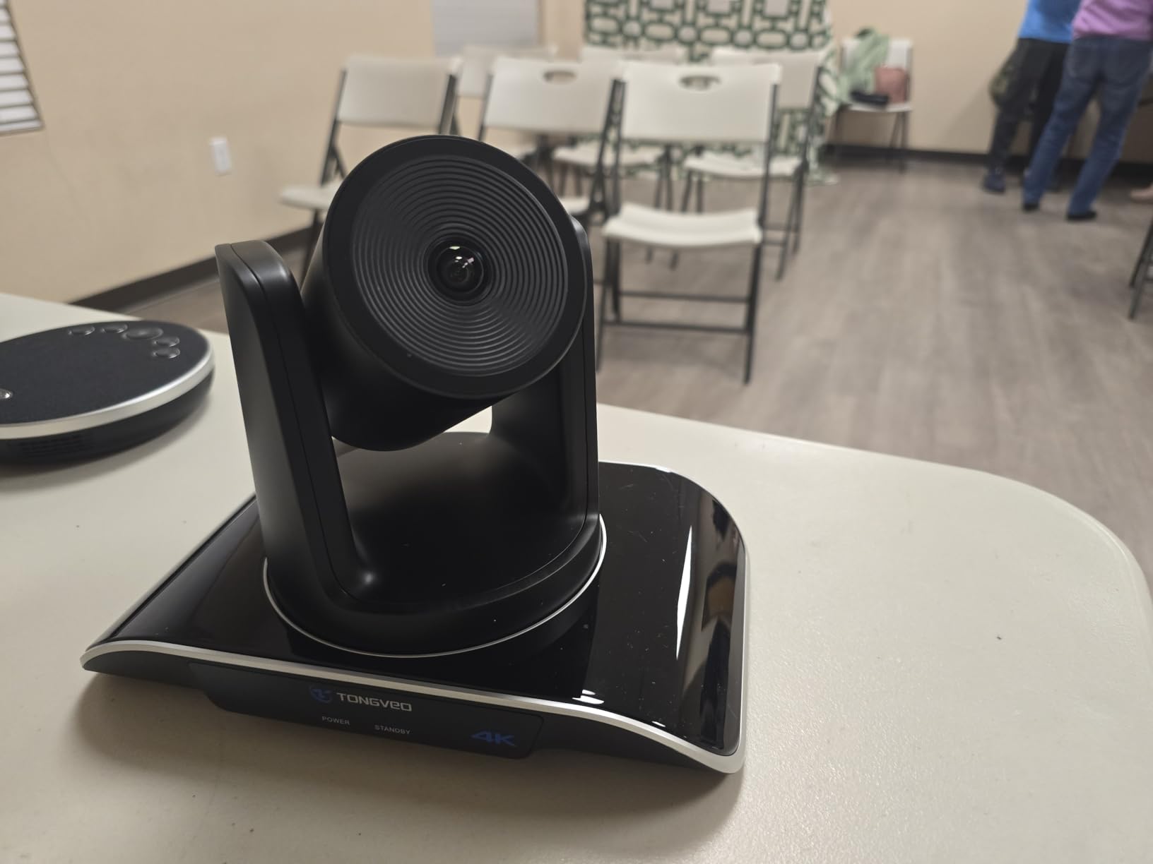 TONGVEO 4K Conference Room Camera System with Gesture Control, AI Auto-Tracking PTZ Camera 5X Digital Zoom with Speakerphone Set 120° Wide-Angle USB3.0 customer photo 2