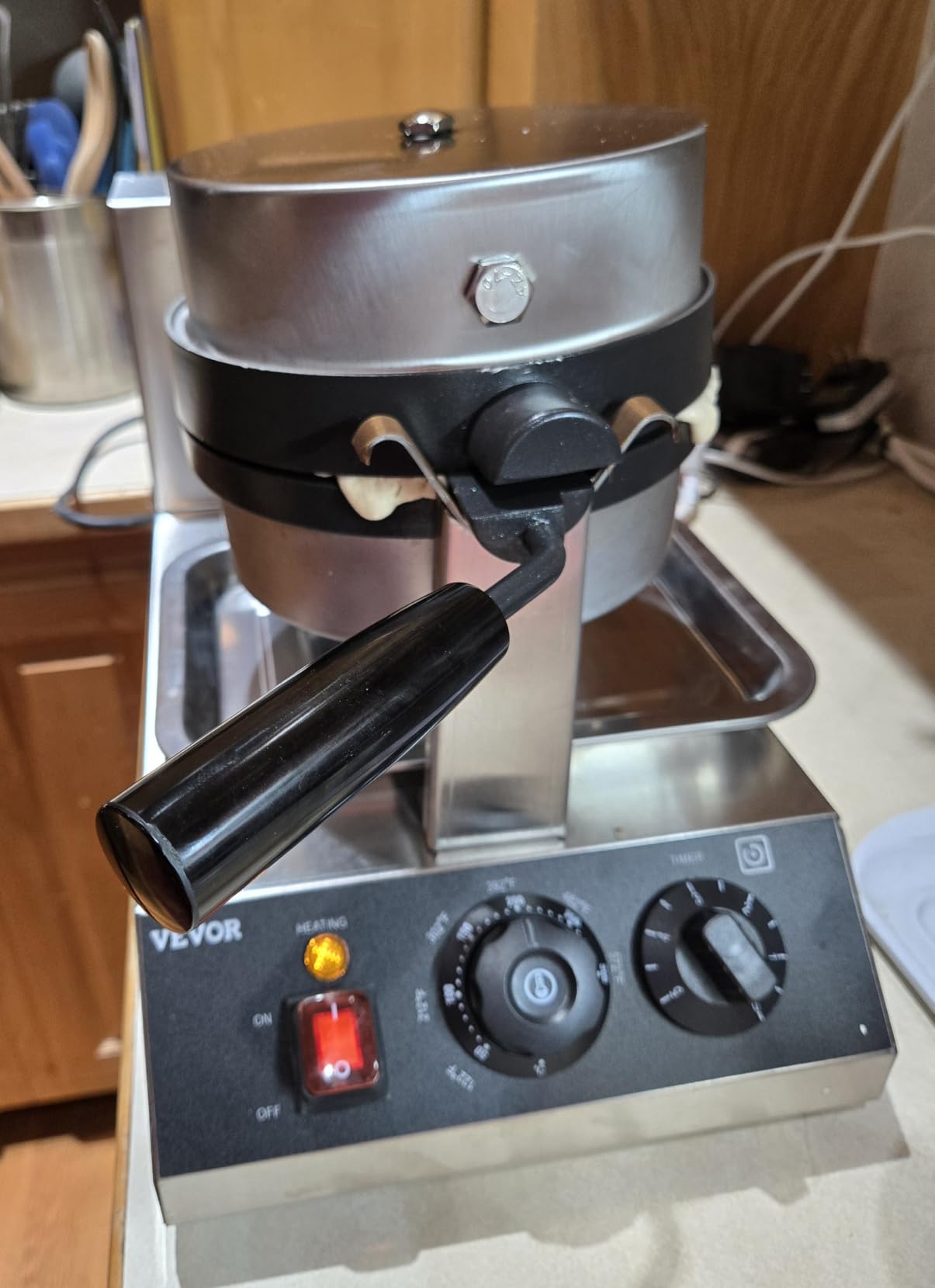 VEVOR Commercial Waffle Maker, 1300W Round Waffle Iron, Non-Stick Rotatable Waffle Baker Machine With 122-572°F Temp Range and Time Control, Teflon-Coated Baking Pan Stainless Steel Body 120V customer photo 1