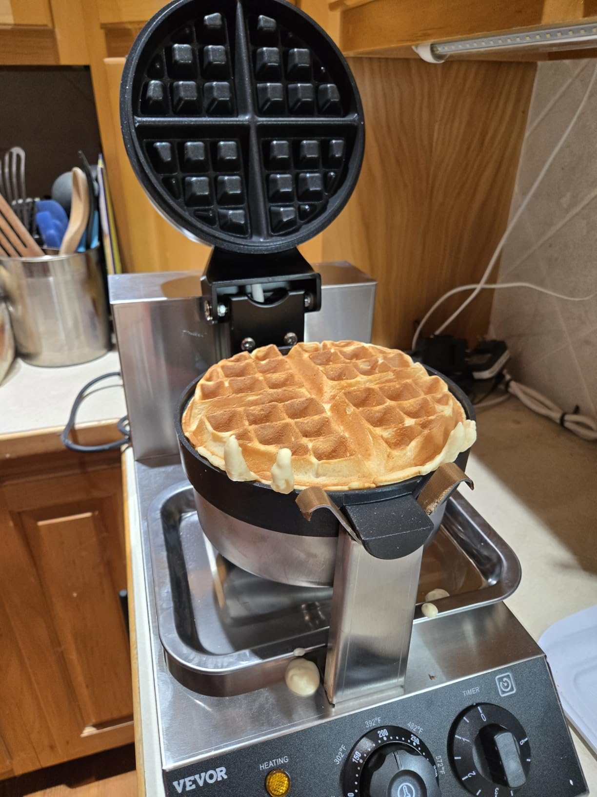 VEVOR Commercial Waffle Maker, 1300W Round Waffle Iron, Non-Stick Rotatable Waffle Baker Machine With 122-572°F Temp Range and Time Control, Teflon-Coated Baking Pan Stainless Steel Body 120V customer photo 2