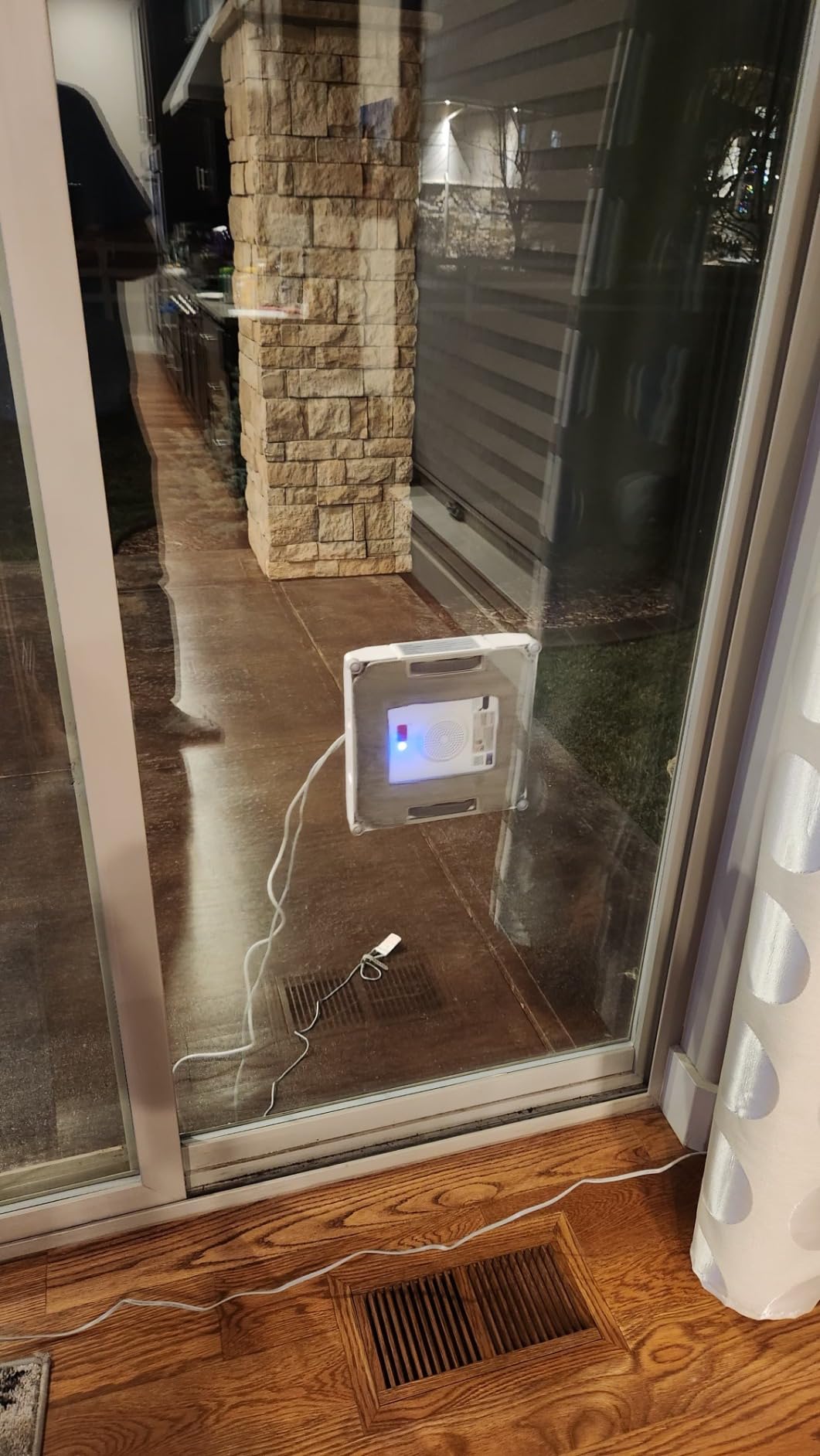 ECOVACS Winbot W1 Pro Window Cleaning Robot, Intelligent Cleaning with Dual Cross Water Spray Technology, Win SLAM 3.0 Path Planning, 2800Pa Suction Power, Edge Detection Technology, App Control,Grey customer photo 1