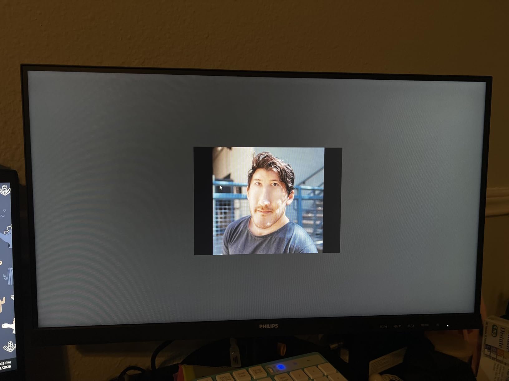 Philips 221V8LB 22 inch Class Thin Full HD (1920 x 1080) Monitor, 100Hz Refresh Rate, VESA, HDMI x1, VGA x1, LowBlue Mode, Adaptive Sync, 4 Year Advance Replacement Warranty customer photo 2