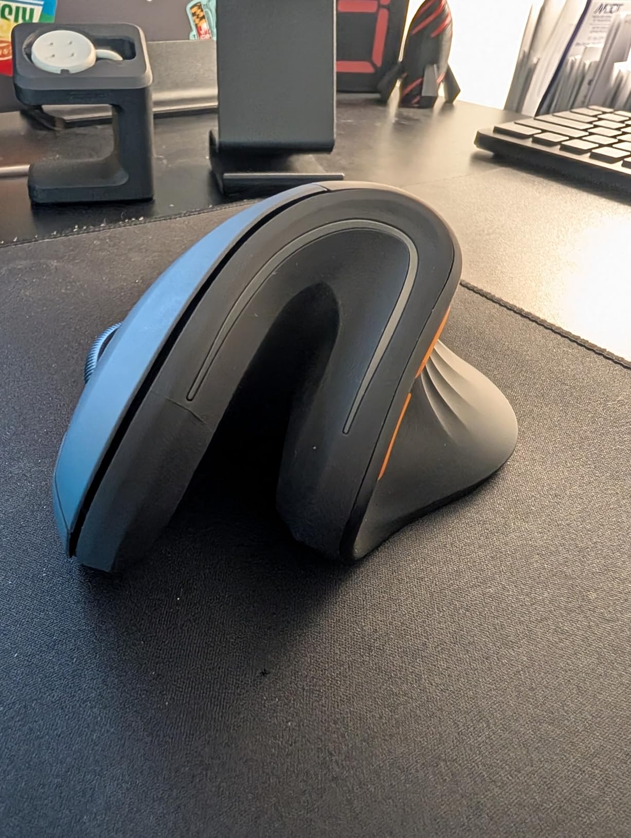 ProtoArc Ergonomic Mouse, EM11 NL Bluetooth Rechargeable Wireless Vertical Mouse, 3 Multi-Device Connectivity for Computer/PC/Laptop, 2.4GHz USB-A Optical Mice for Windows, Mac OS, Black customer photo 2