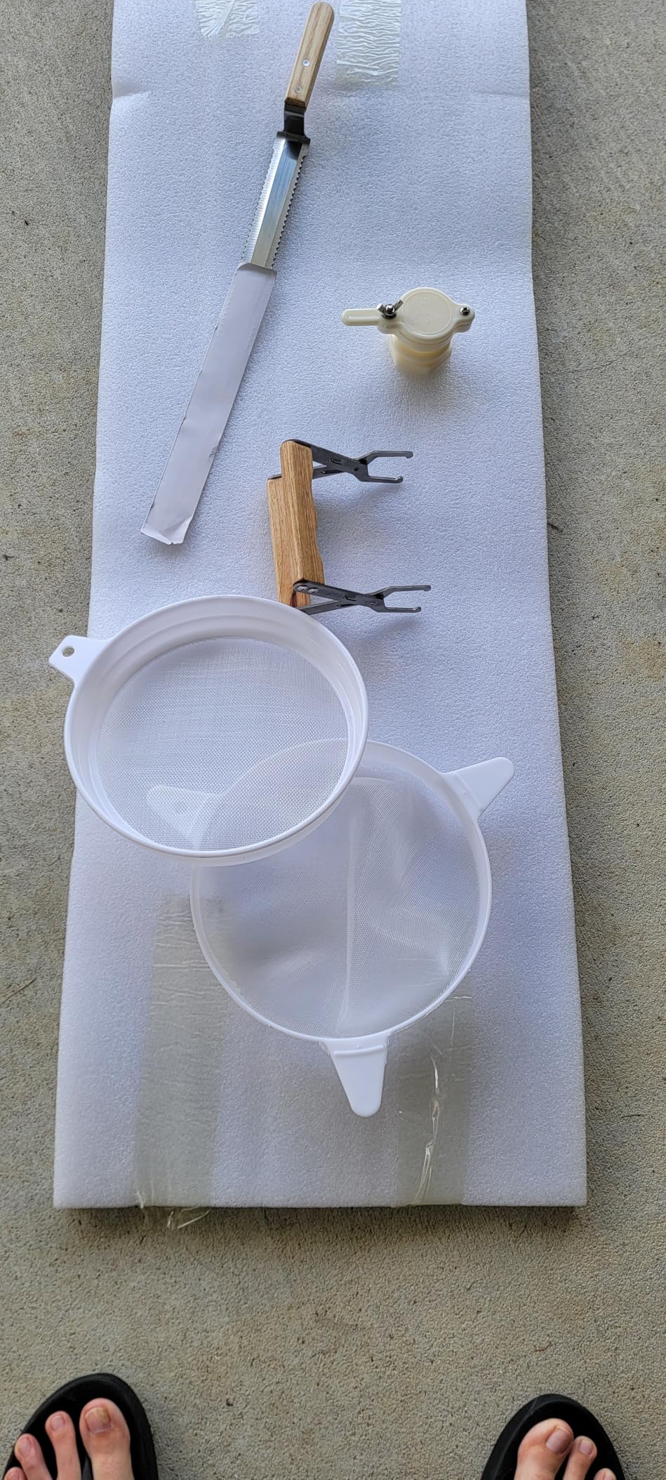2/4 Frames Manual Honey Extractor Kit Include Frame Grip, Uncapping Knife and Double Sieve for Beekeeping Starter Harvest Honey customer photo 1