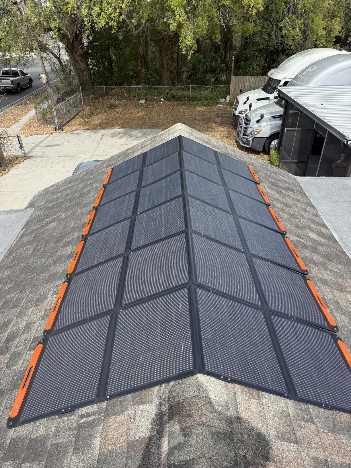 Jackery SolarSaga 200W Portable Solar Panel, IP68 Foldable Bifacial Solar Panels, Compatible with Jackery Explorer Power Station and Solar Generator, for Rooftops Outdoor Camping Off-Grid and RVs customer photo 1
