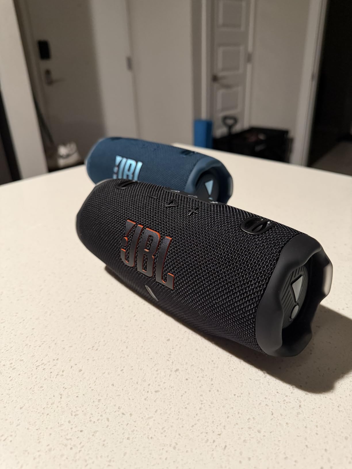 JBL Charge 6 - Portable Waterproof & Drop-Proof Bluetooth Speaker, Bold JBL Pro Sound with AI Sound Boost, 28Hrs of Playtime, Built-in powerbank & Comes with a Sturdy/Removable Carrying Strap (Black) customer photo 2
