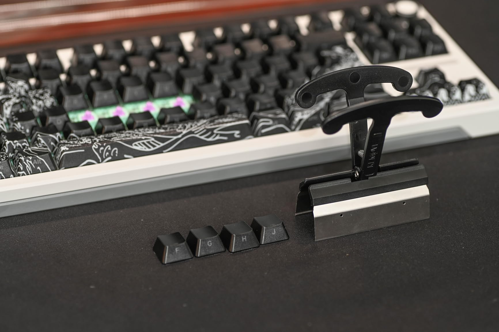 KEMOVE P11 4-Key Keycap Puller - Custom Gaming Mechanical Keyboard Cleaning and Removal Tool, Made with PC and 420 High-Carbon Stainless Steel, Suitable for Standard Layout Keyboards (White) customer photo 2