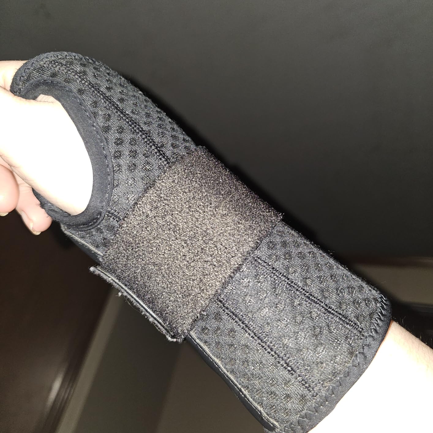 FREETOO Carpal Tunnel Wrist Brace Night Support Fit Right Hand for Work, Pain Relief Wrist Splint for Tendonitis, Arthritis, Sprain, Fit Women and Men, Wrist Immobilizer for Sleeping (S/M, Black/Grey) customer photo 2