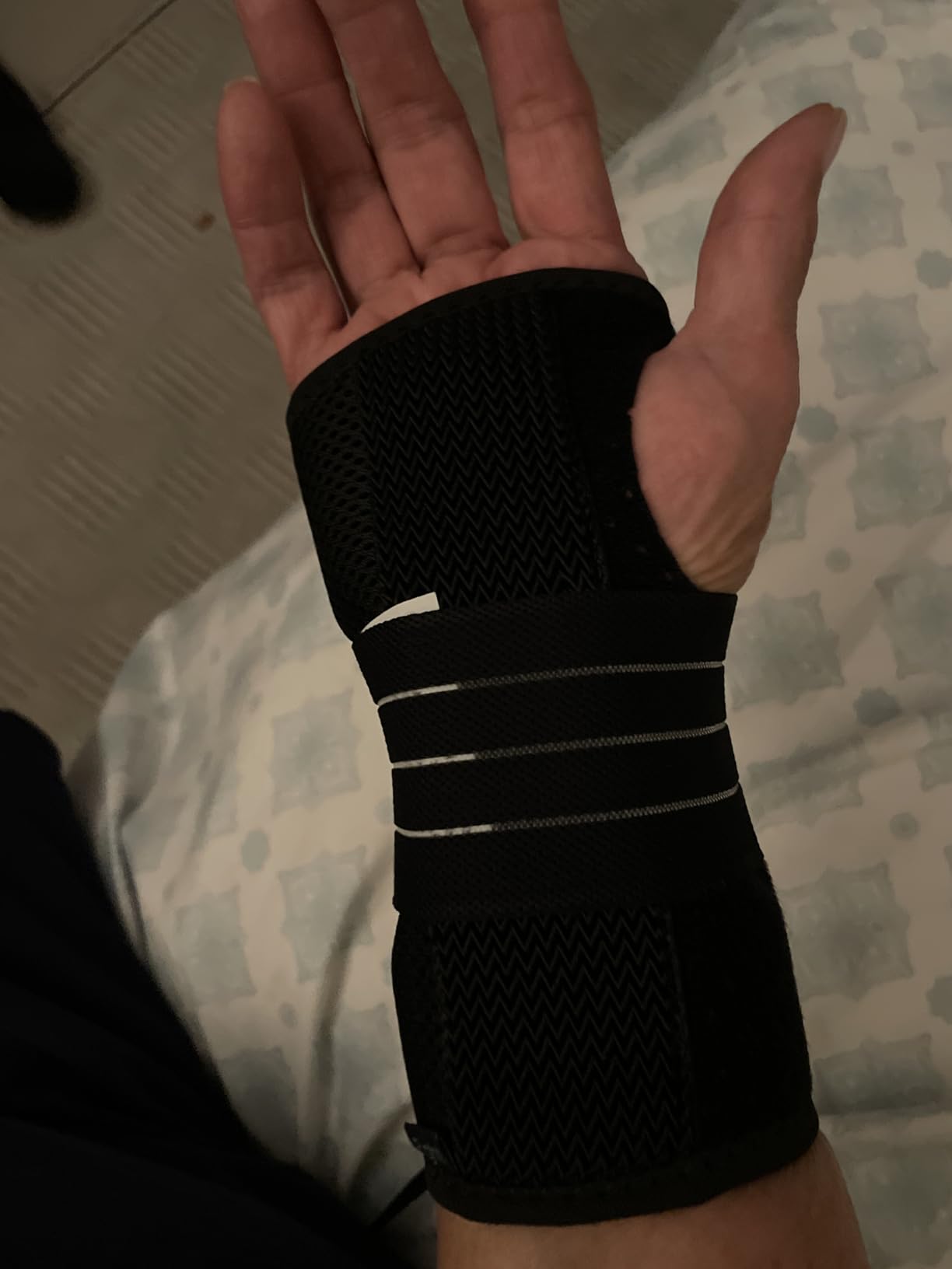 Carpal Tunnel Wrist Brace, Adjustable Night Wrist Support with 3 Metal Splints, Hand Brace for Men Women No Pressure on Thumb, Splint Stabilizer for Work, Arthritis (Right Hand, Gray, Medium) customer photo 2