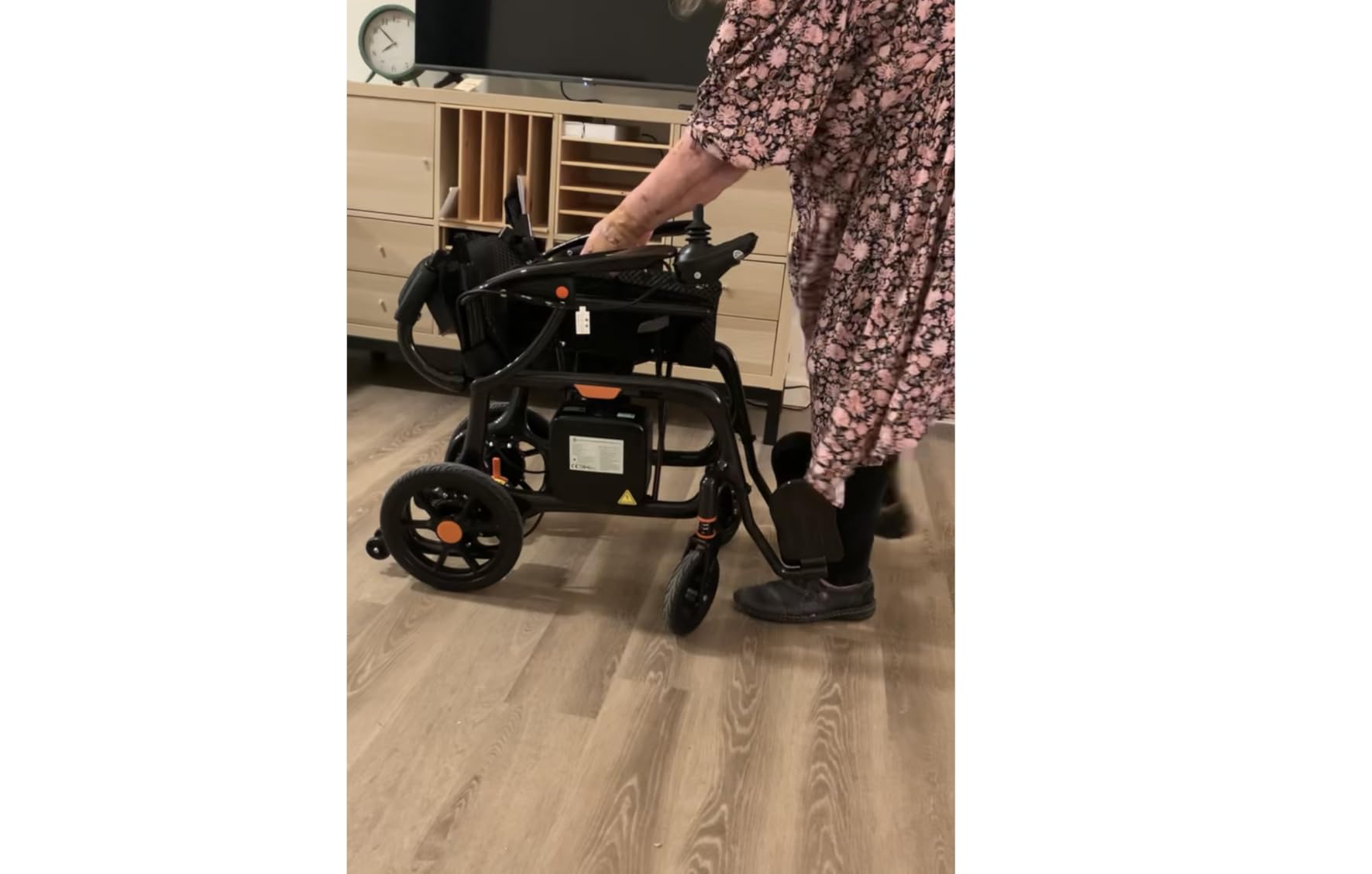 28lbs Ultralight Foldable 100% Carbon Fiber Electric Wheelchairs for Adults, FreeWink Bluetooth Control 28 Miles Long Range Power Wheelchairs with 2 Lithium Batteries for All Terrain Airline Approved customer photo 2