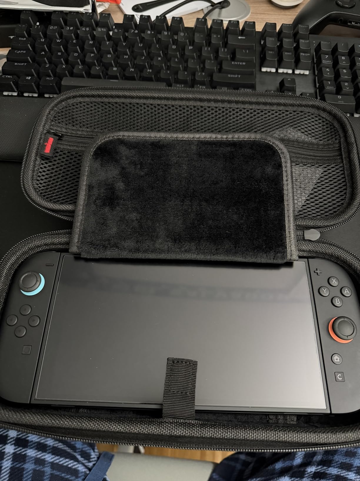 Auarte [Charge Inside Switch 2 Carrying Case for Nintendo Switch 2 Console 2025 / Switch Original/Switch OLED, Slim Travel Carry Case for Switch 2 Accessories with 10 Game Card Storage (Carbon Black) customer photo 1