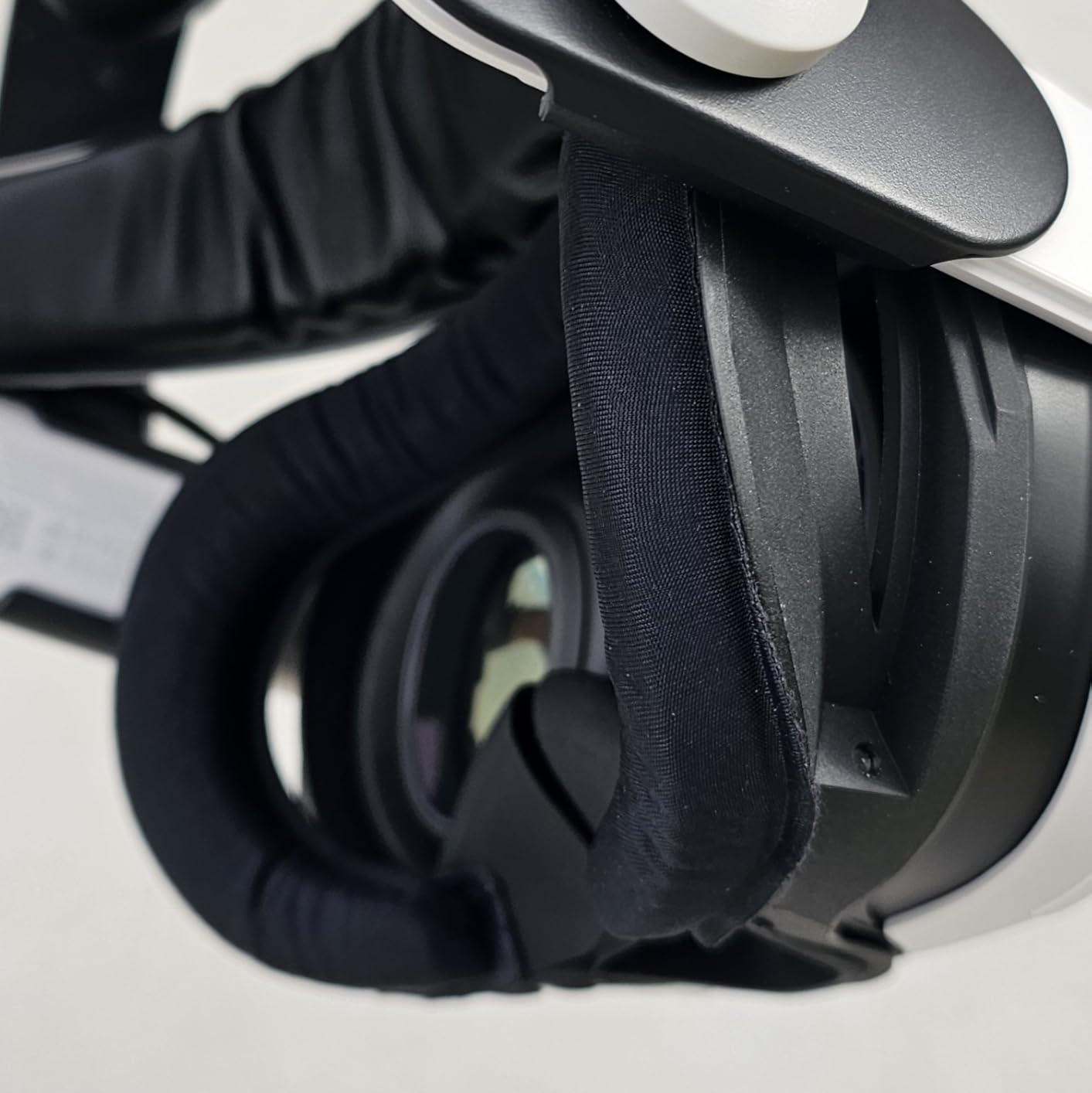Globular Cluster F3 V3 Magnetic Facial Interface for Quest 3, Flexible and Adaptive Frame with Multi-Material Pads, Not Compatible with Quest 3S or Official Charging Dock customer photo 1