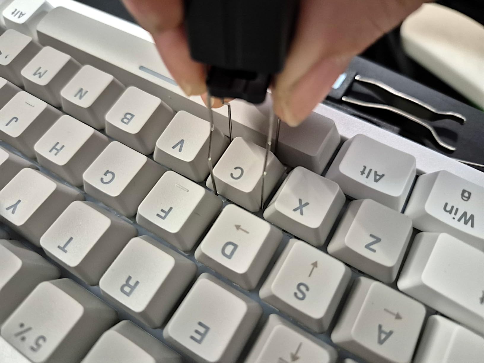 2-in-1 Switch Puller and Keycap Puller with 4-Claw Grip, One-Press Eject Design for Fast & Stable Removal from Gaming Keyboards customer photo 2